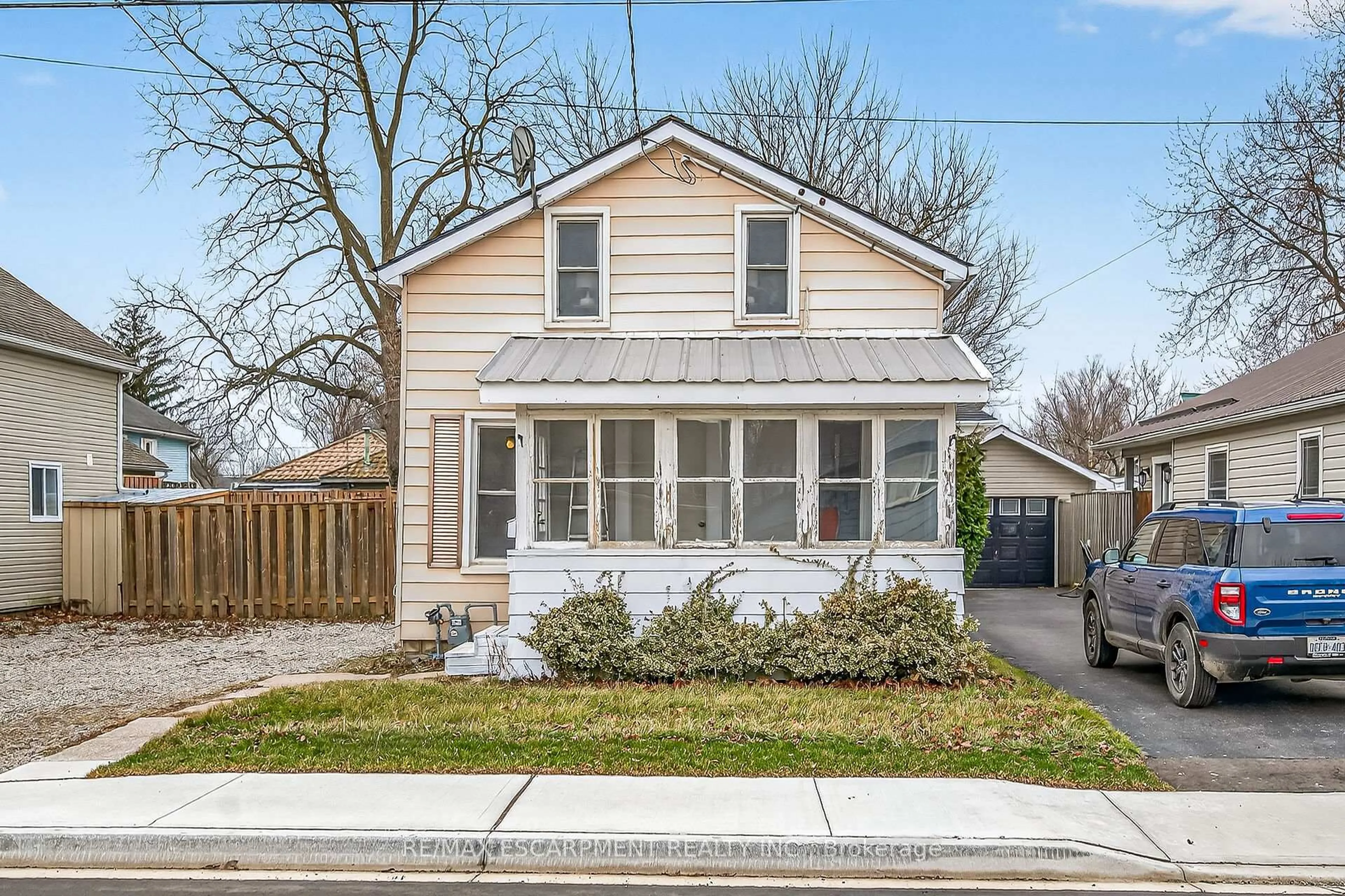 Home with vinyl exterior material, street for 422 Griffith Ave, Haldimand Ontario N1A 2P3