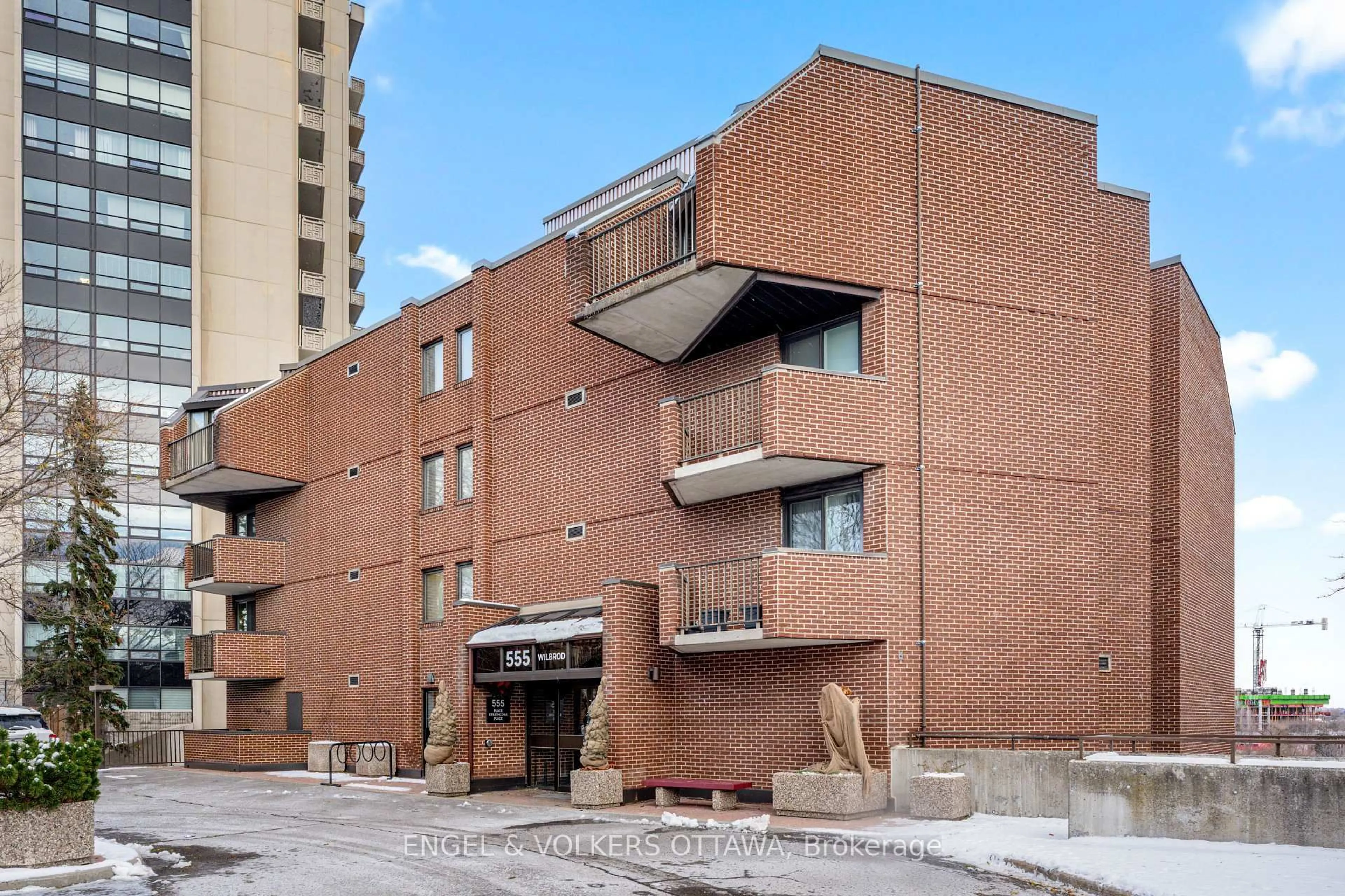 Home with brick exterior material, building for 555 WILBROD St #103, Ottawa Ontario K1N 5R4