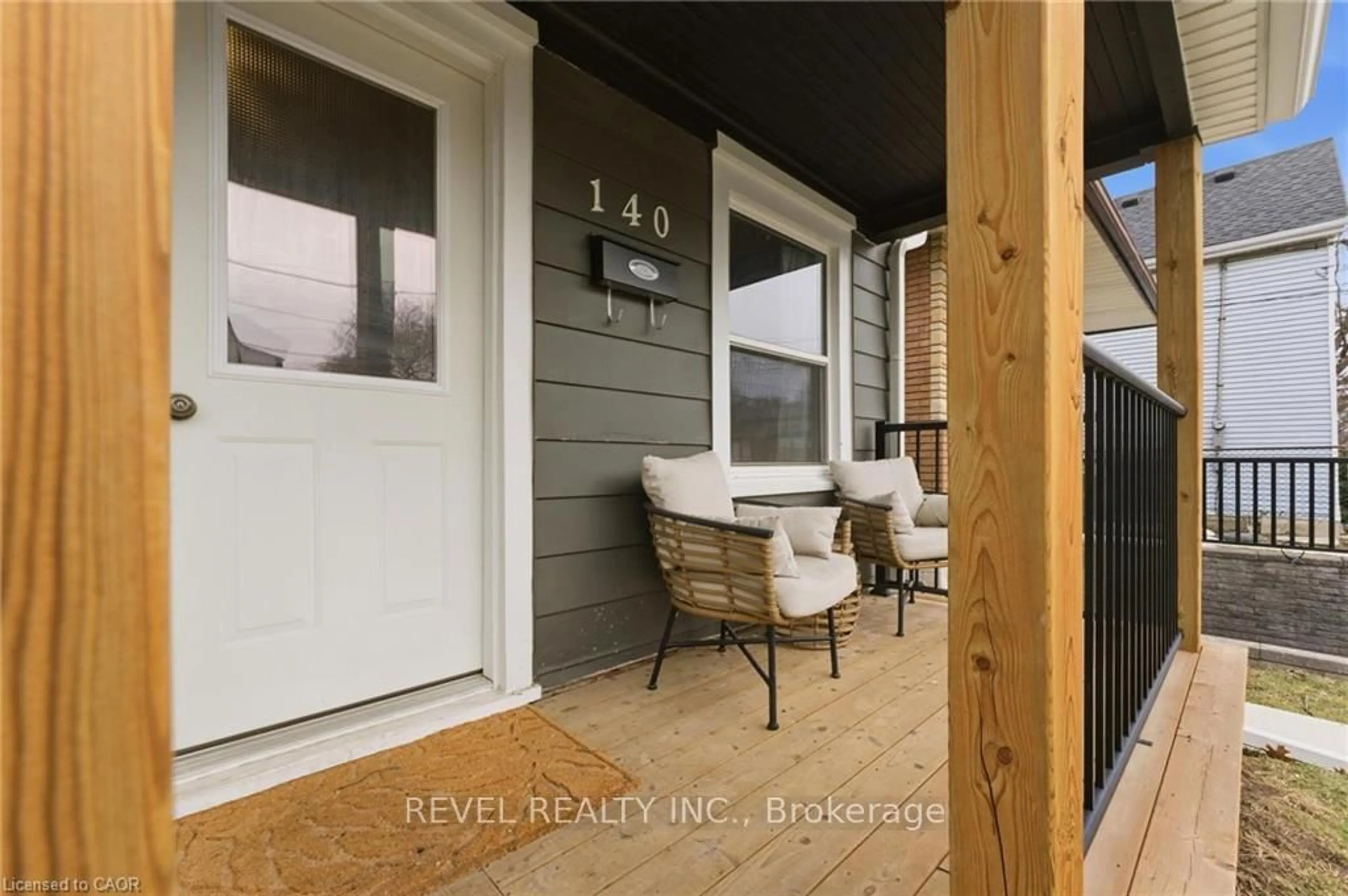 Indoor entryway for 140 Royal Ave, Hamilton Ontario L8S 2C7