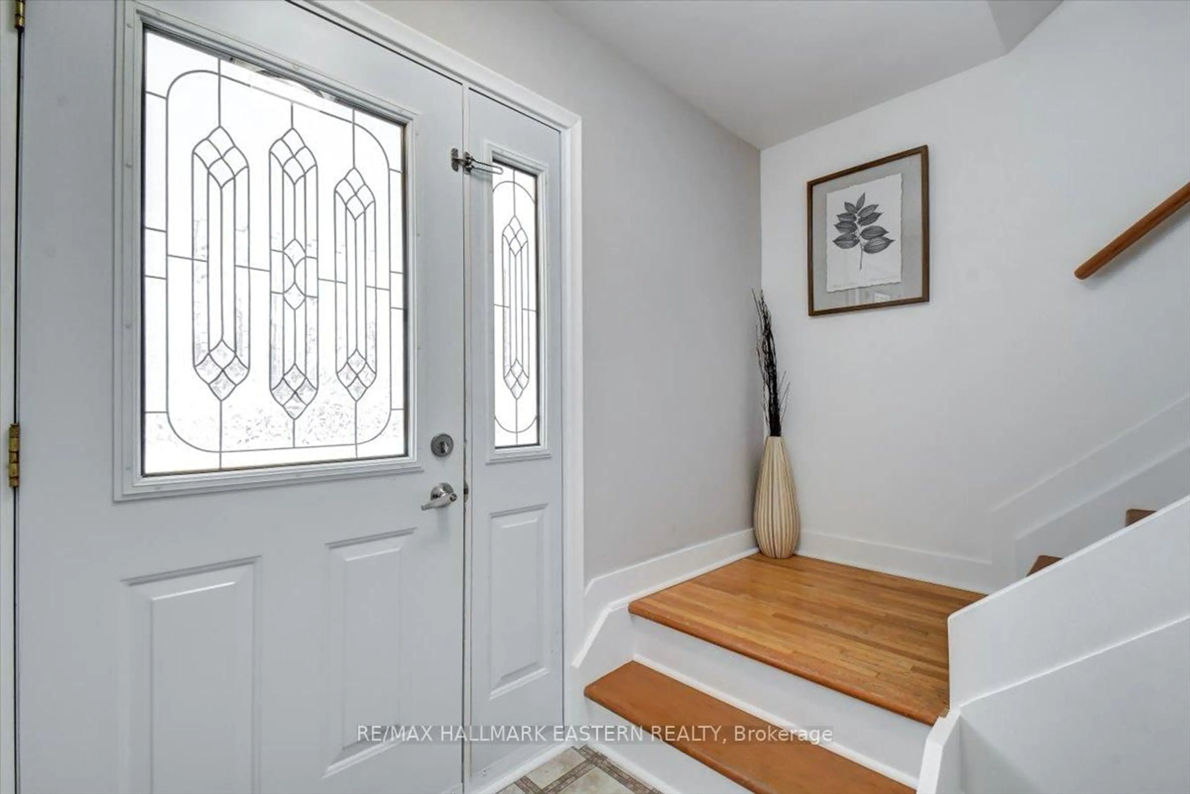 Indoor entryway for 1193 Huron St, Peterborough Ontario K9H 6V6