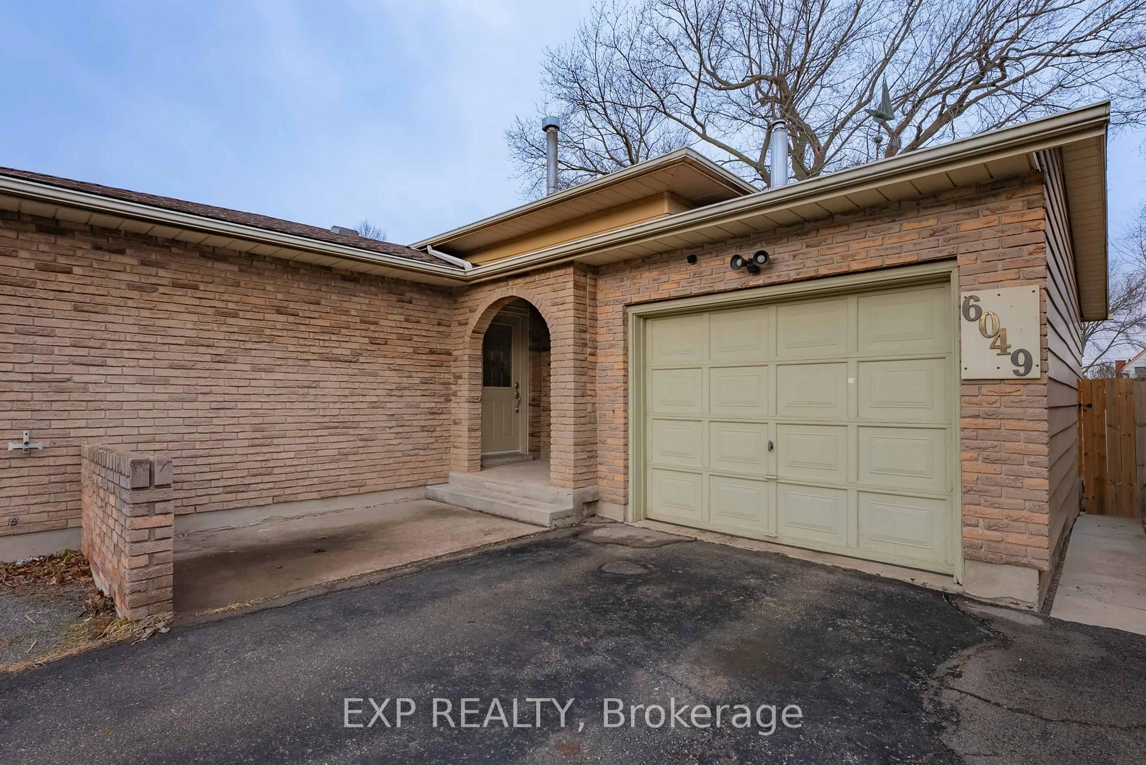 Home with brick exterior material, street for 6049 Tampa Crt, Niagara Falls Ontario L2J 3Z9