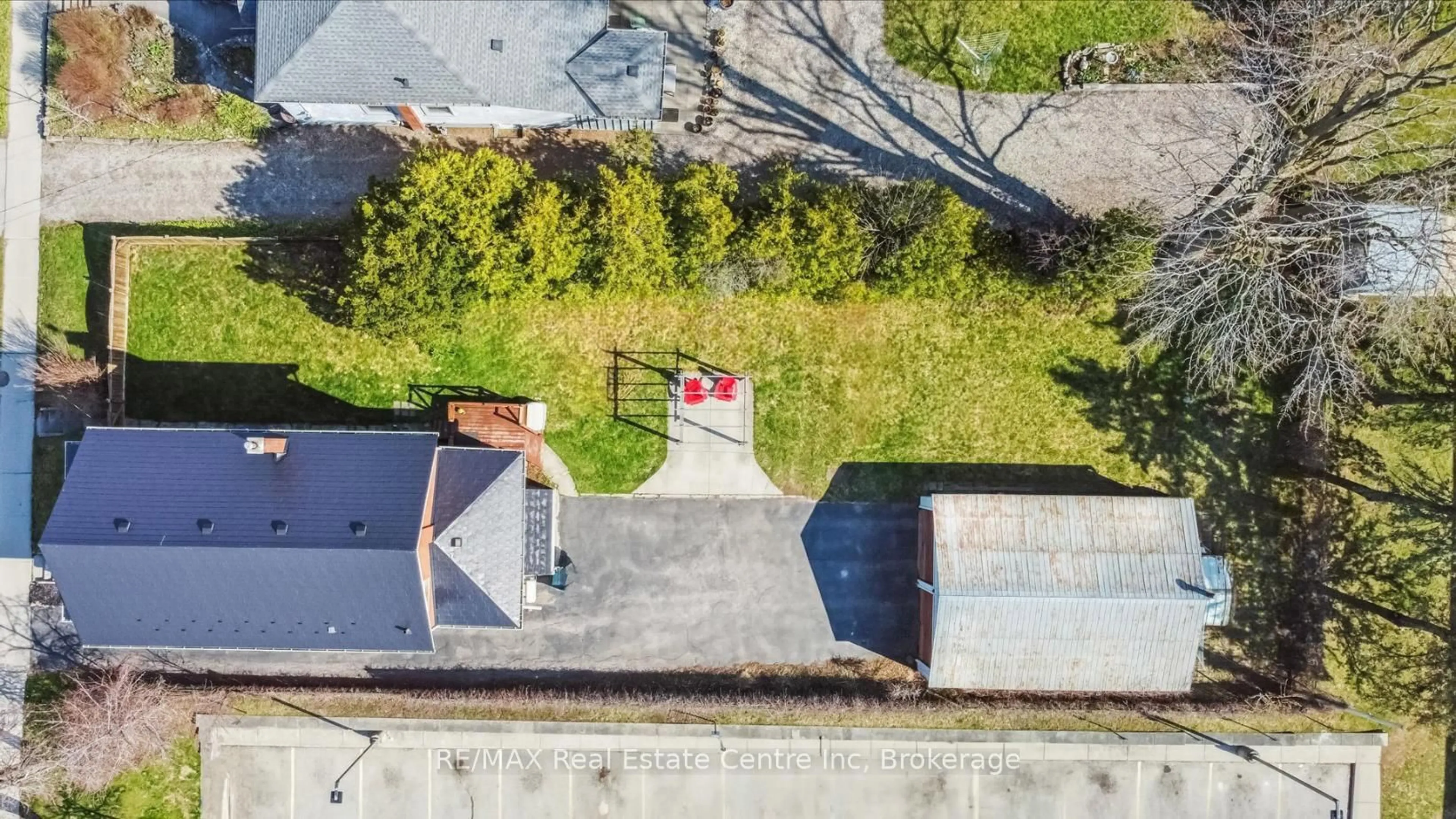 A pic from outside/outdoor area/front of a property/back of a property/a pic from drone, city buildings view from balcony for 572 Woolwich St, Guelph Ontario N1H 3Y2