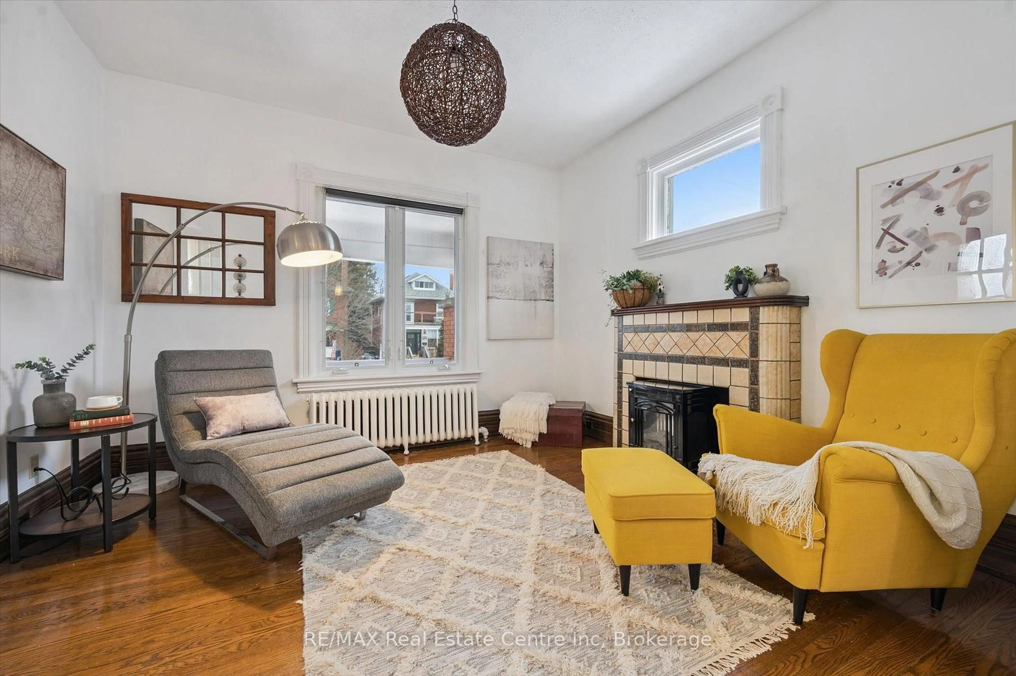 Living room with furniture, unknown for 572 Woolwich St, Guelph Ontario N1H 3Y2