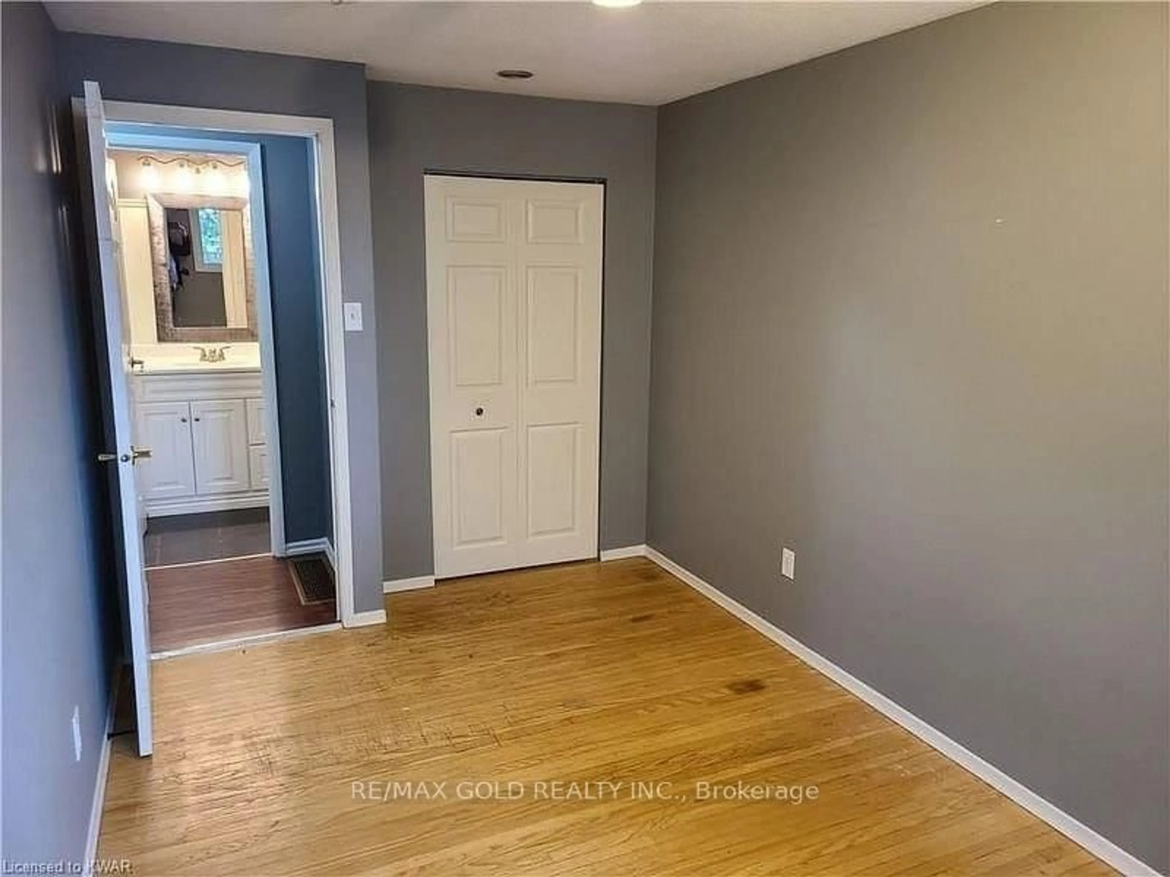 Indoor entryway for 75 Pepperwood Cres, Kitchener Ontario N2A 2R4