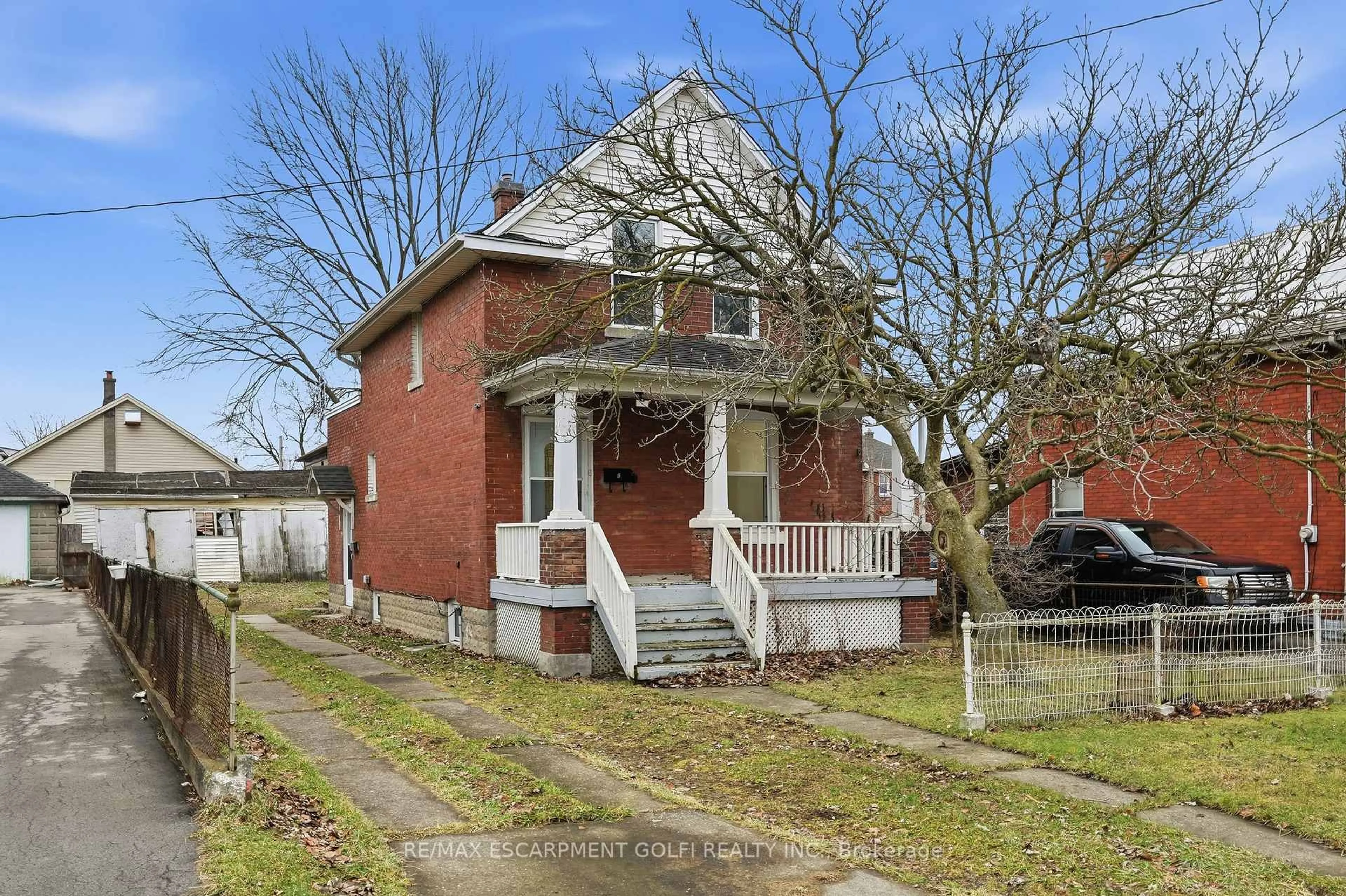 Home with brick exterior material, street for 27 Albert St, Welland Ontario L3B 4L1