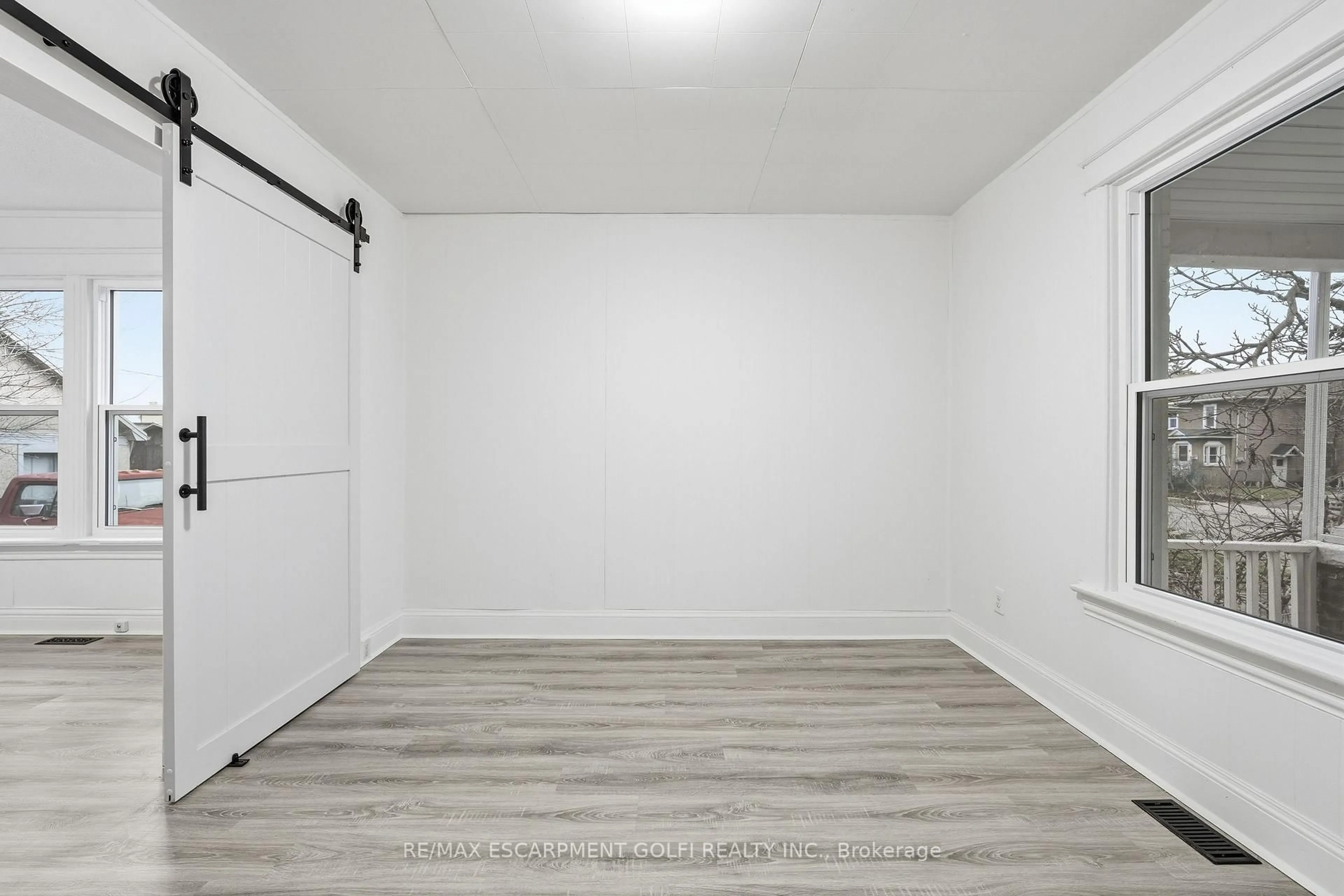 A pic of a room for 27 Albert St, Welland Ontario L3B 4L1