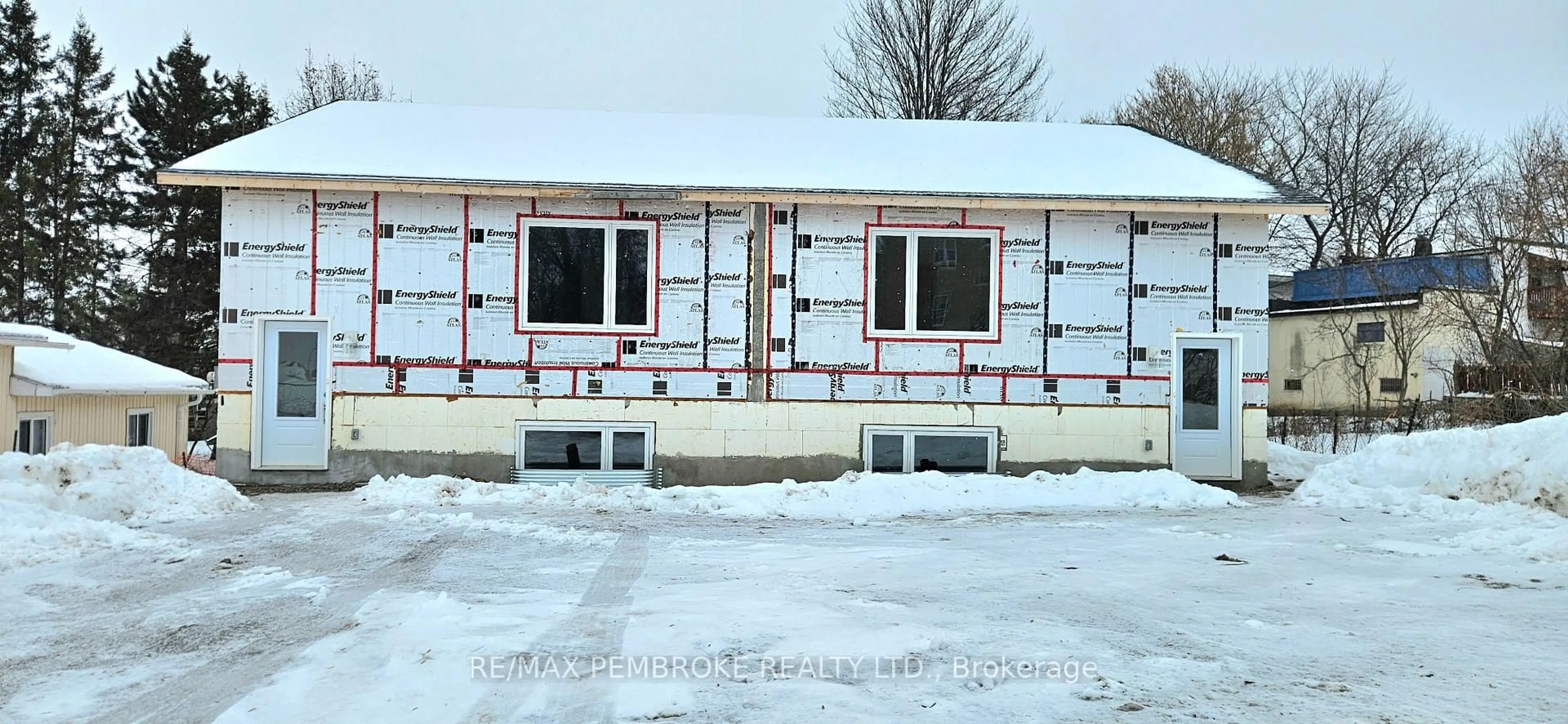 Home with vinyl exterior material, building for 135 Bell St, Pembroke Ontario K8A 2J7