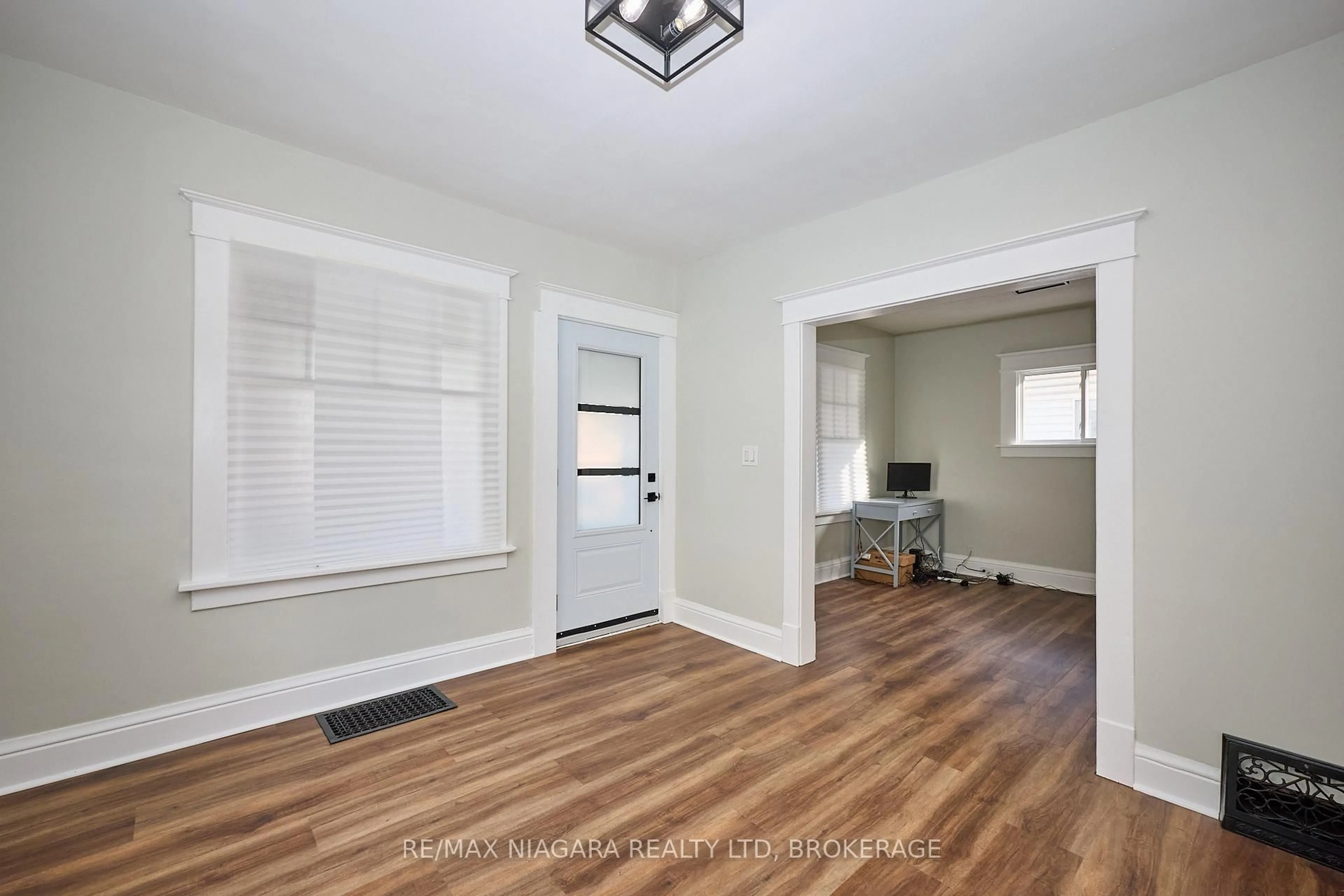 A pic of a room for 5006 Morrison St, Niagara Falls Ontario L2E 2C6