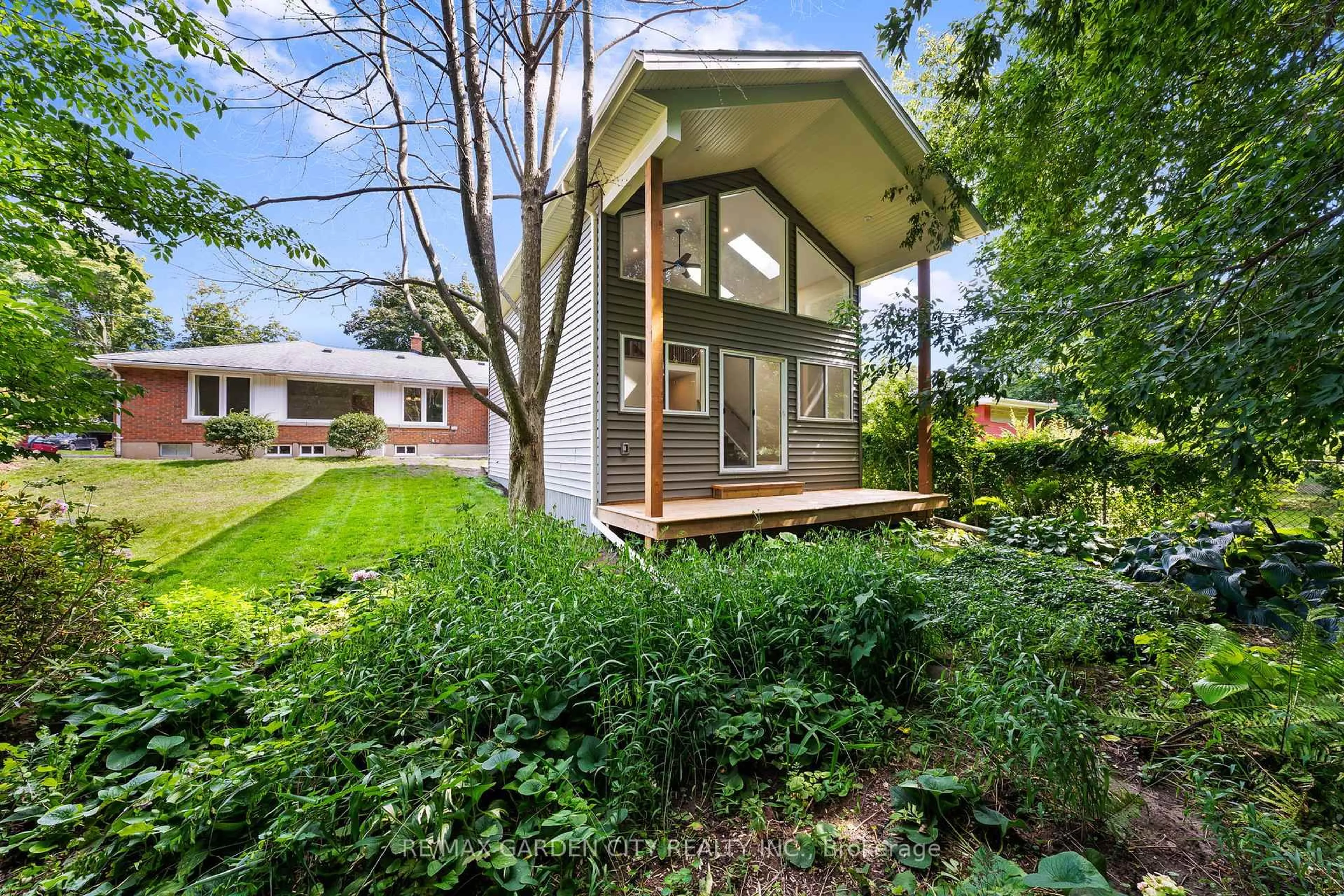 Home with vinyl exterior material, street for 34 Kenworth Dr, St. Catharines Ontario L2M 4S2