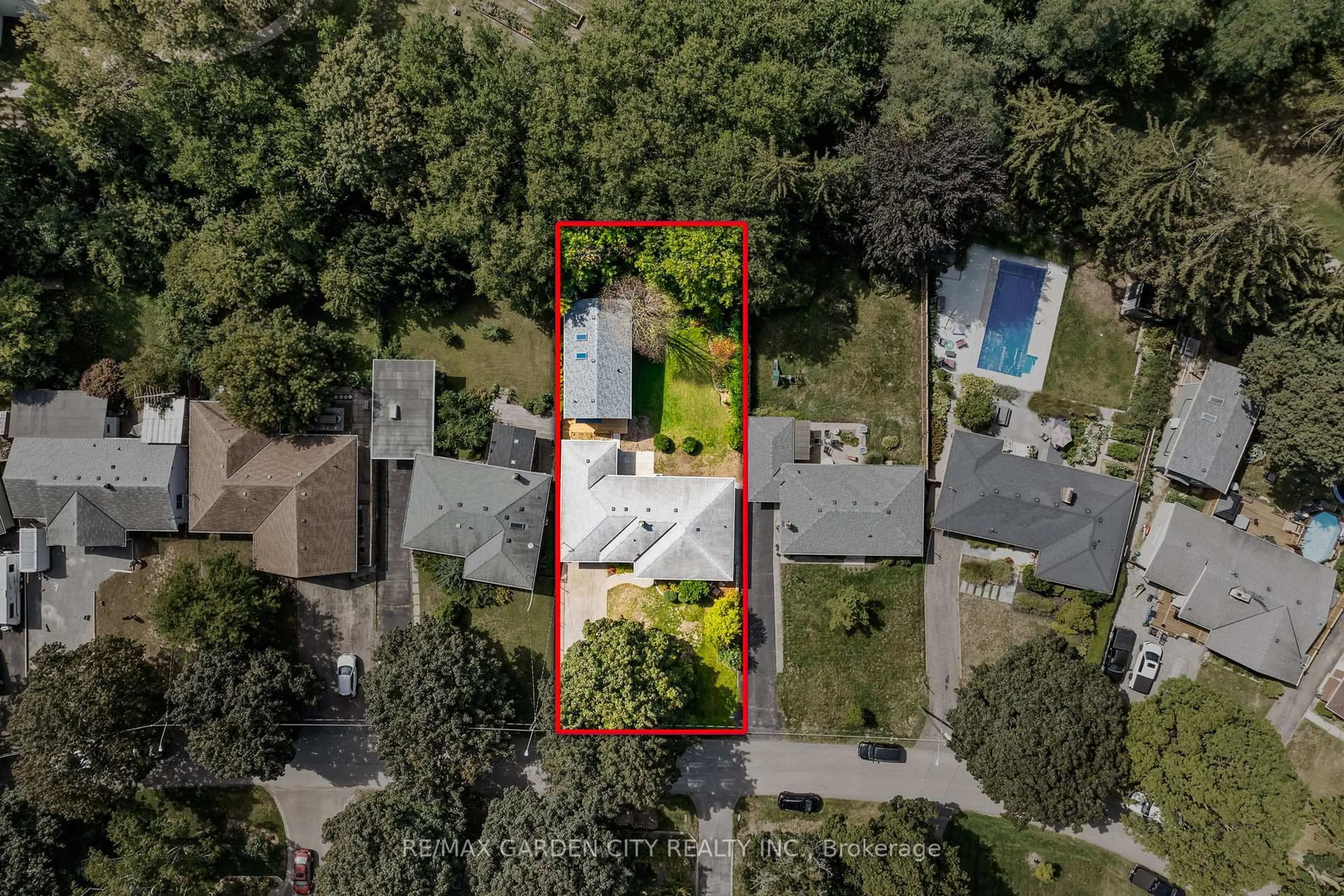 A pic from outside/outdoor area/front of a property/back of a property/a pic from drone, street for 34 Kenworth Dr, St. Catharines Ontario L2M 4S2