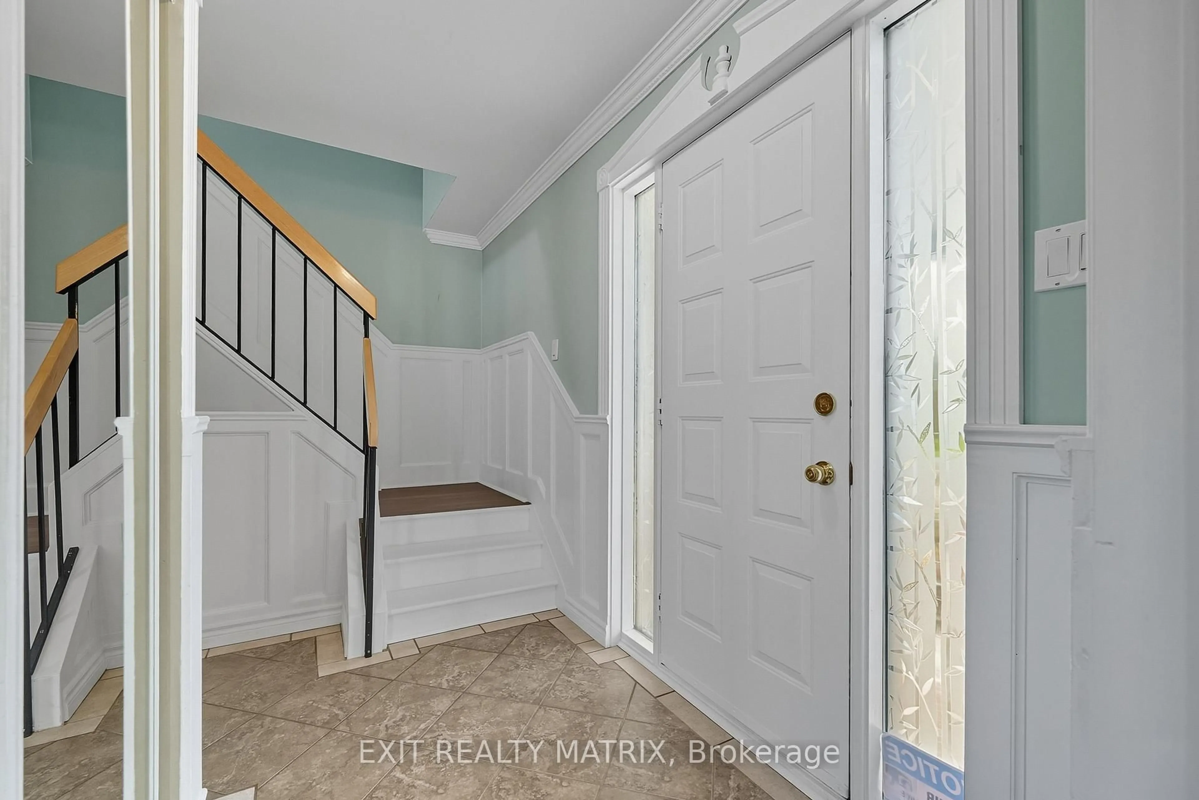 Indoor entryway for 159 DUNLOP Cres, Russell Ontario K4R 1B3