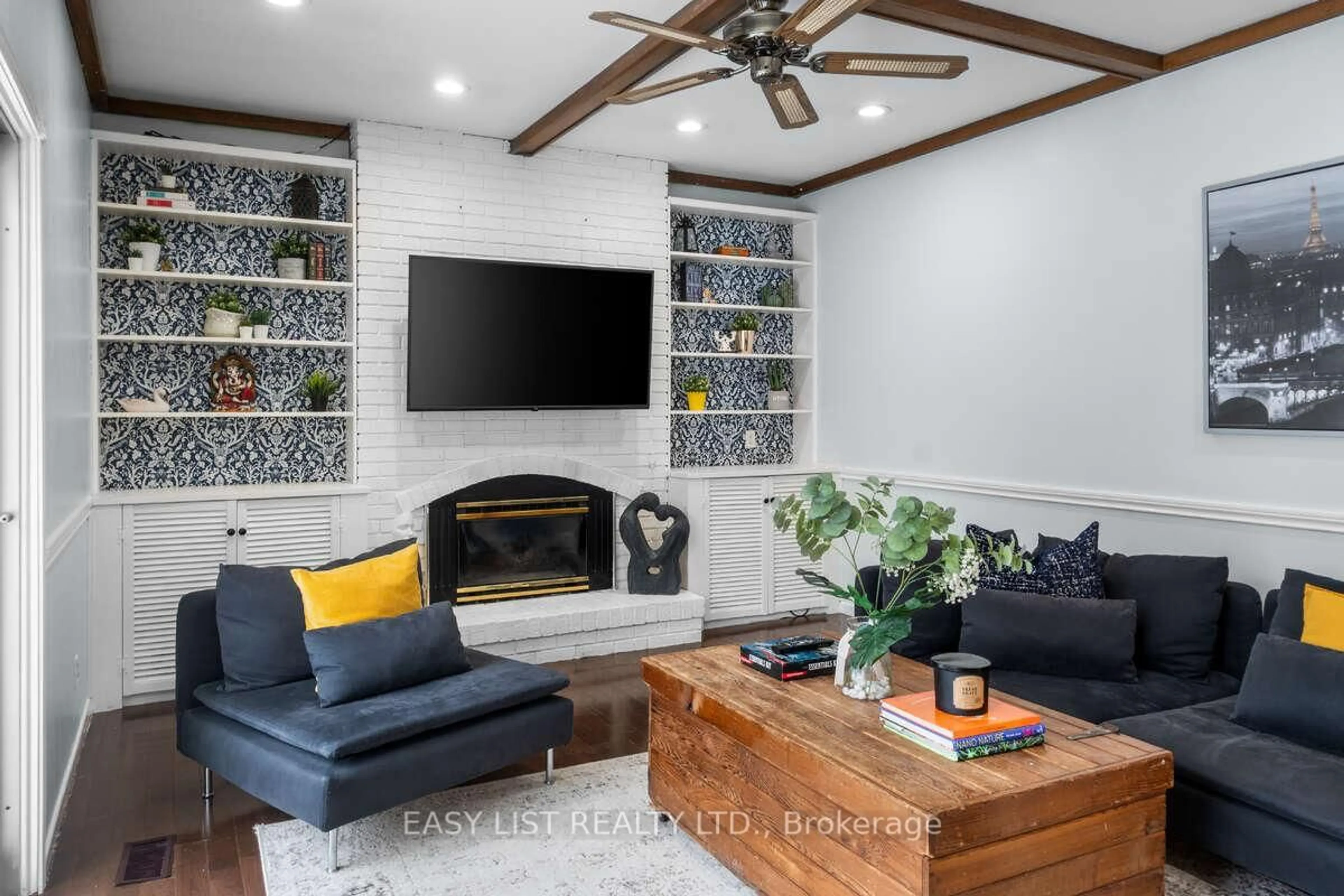 Living room with furniture, unknown for 38 Fernwood Terr, Welland Ontario L3C 2R8