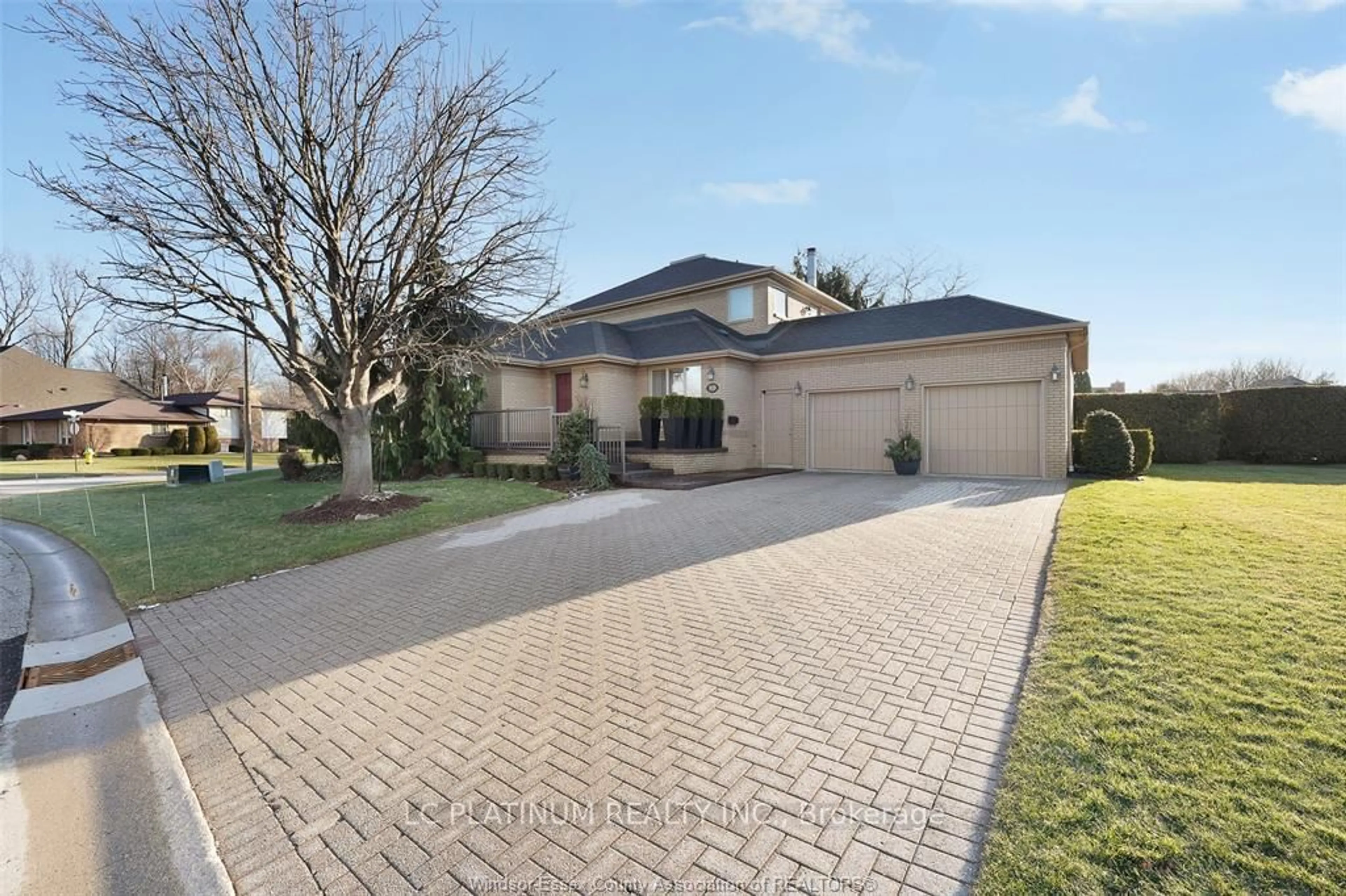 A pic from outside/outdoor area/front of a property/back of a property/a pic from drone, street for 3035 ROWLEY PARK Dr, Kingsville Ontario N9Y 3S8