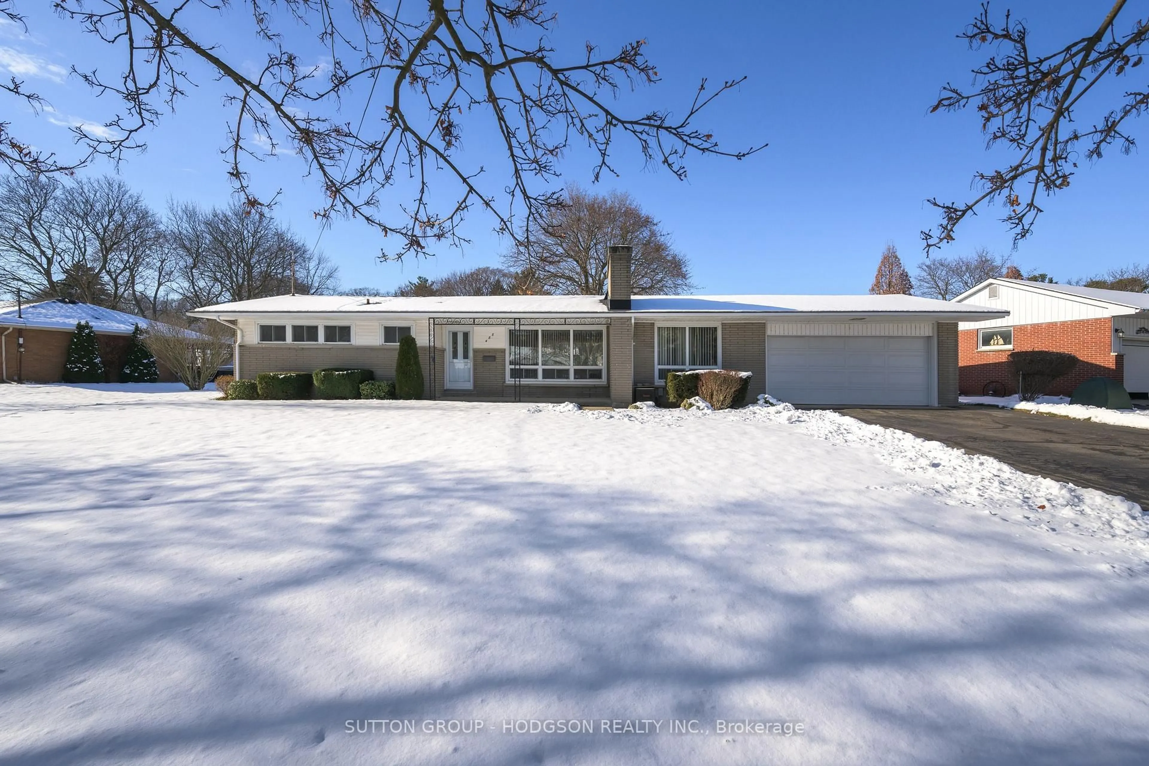 A pic from outside/outdoor area/front of a property/back of a property/a pic from drone, street for 488 Oakridge Dr, London North Ontario N6H 3E9