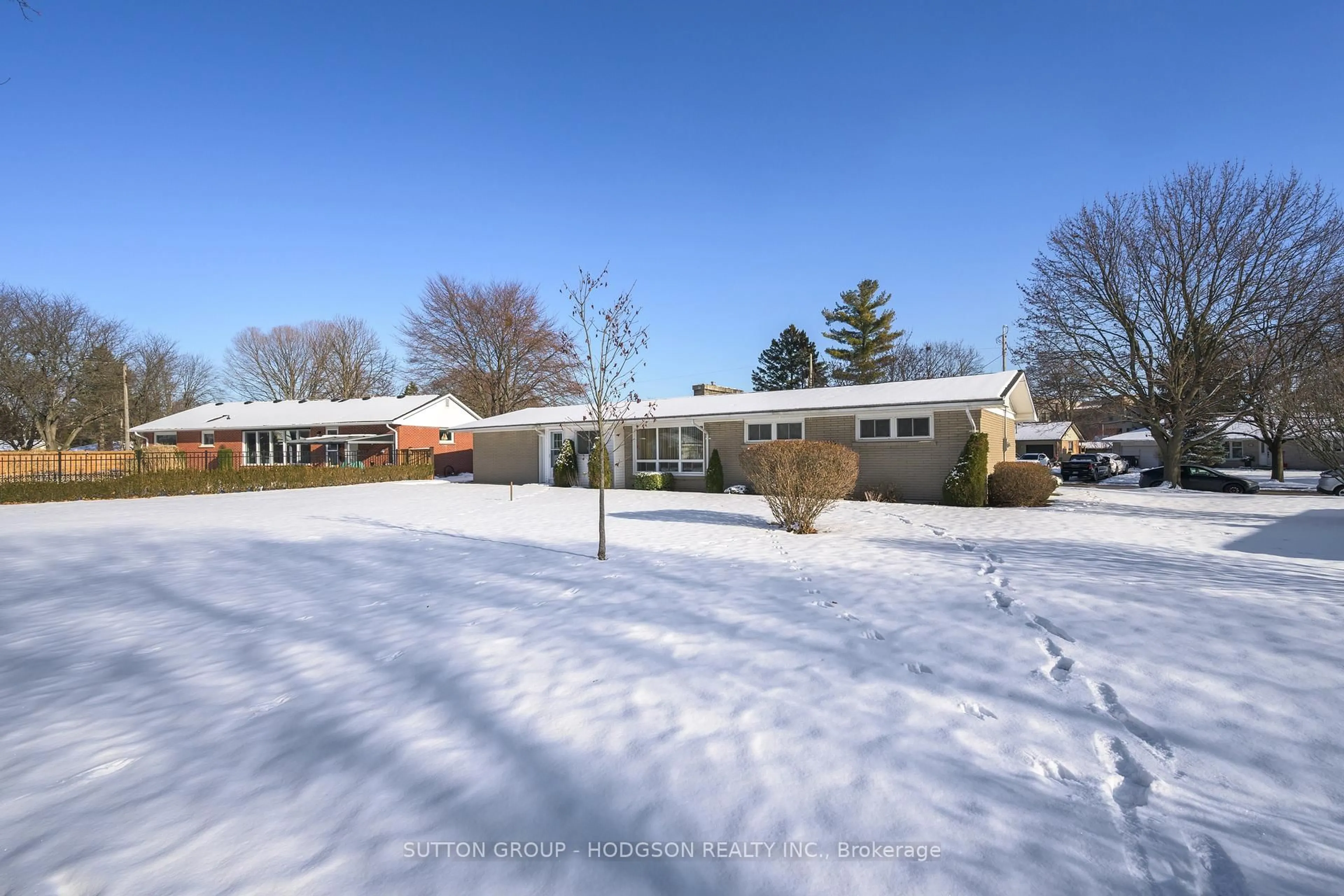 A pic from outside/outdoor area/front of a property/back of a property/a pic from drone, street for 488 Oakridge Dr, London North Ontario N6H 3E9