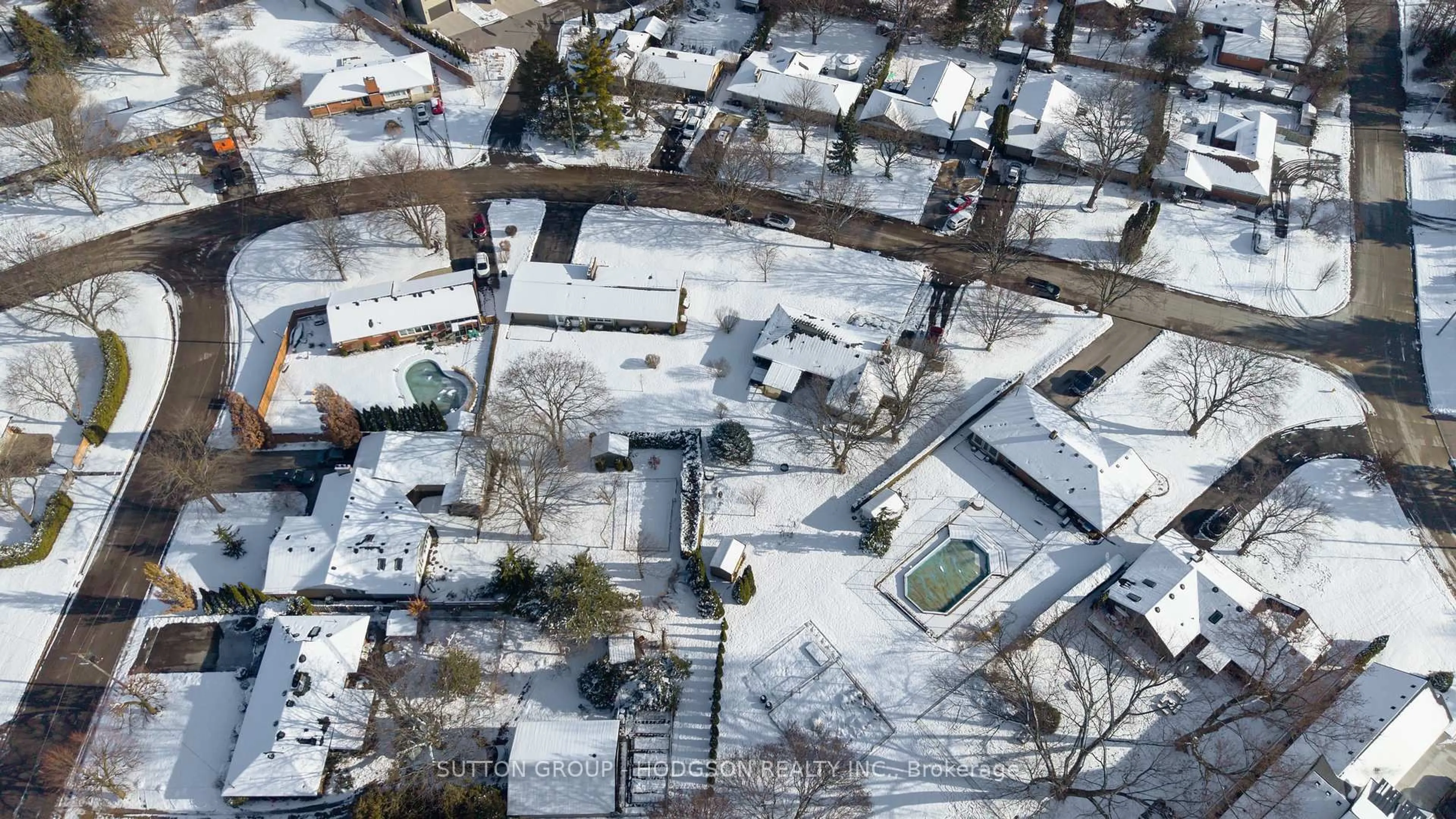 A pic from outside/outdoor area/front of a property/back of a property/a pic from drone, street for 488 Oakridge Dr, London North Ontario N6H 3E9