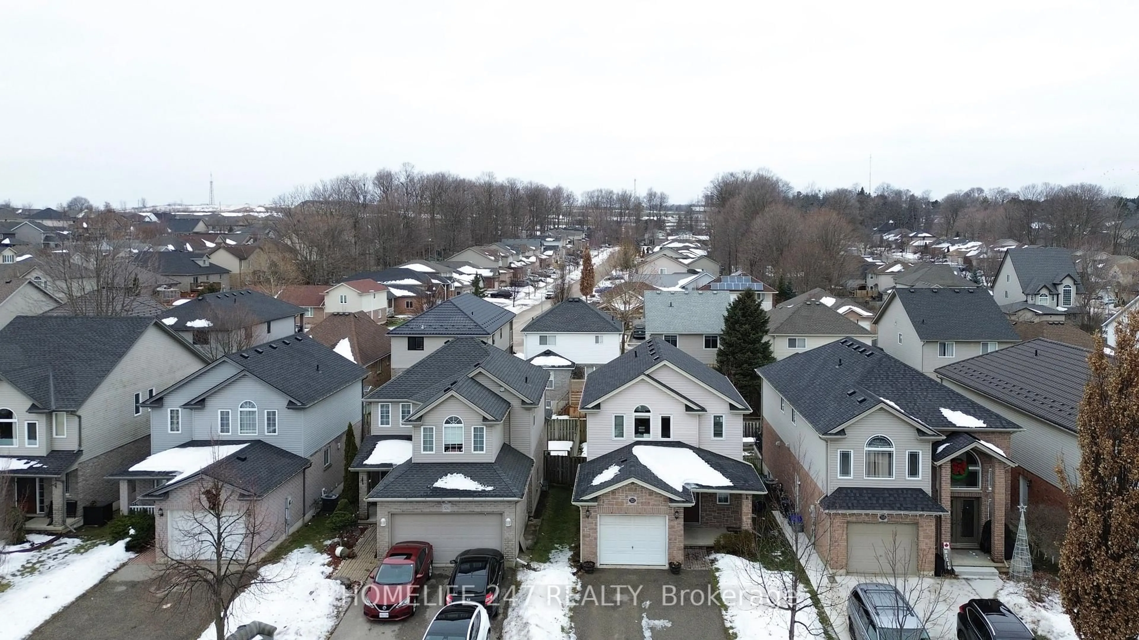 A pic from outside/outdoor area/front of a property/back of a property/a pic from drone, city buildings view from balcony for 522 Alberta Ave, Woodstock Ontario N4V 1H3