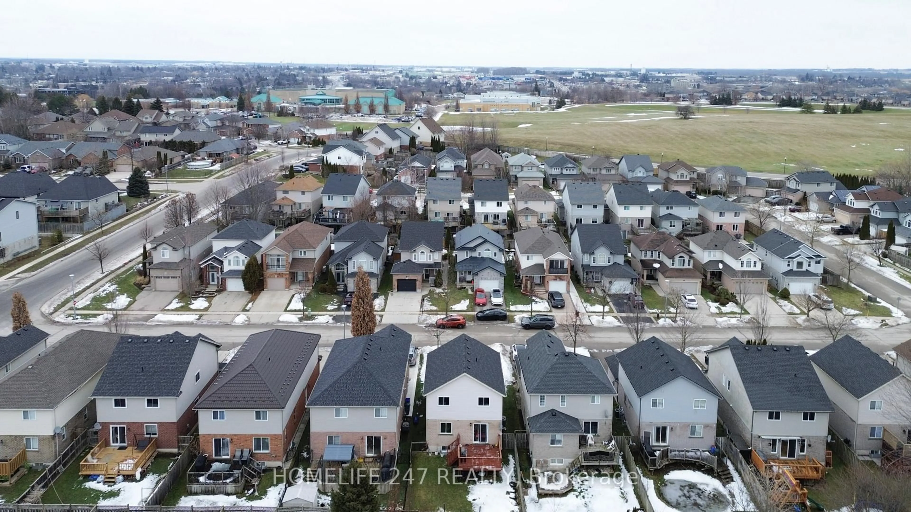 A pic from outside/outdoor area/front of a property/back of a property/a pic from drone, street for 522 Alberta Ave, Woodstock Ontario N4V 1H3