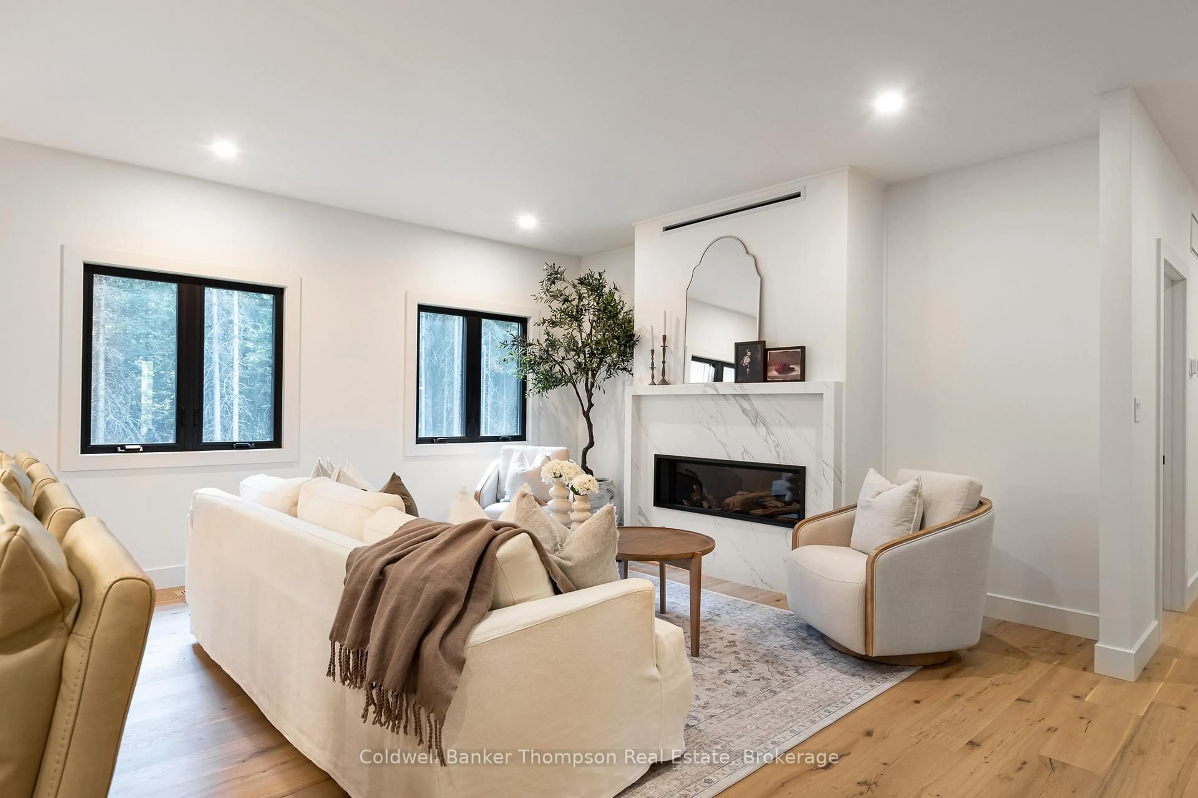 Living room with furniture, unknown for 27 Crimson Lane, Huntsville Ontario P0B 1L0