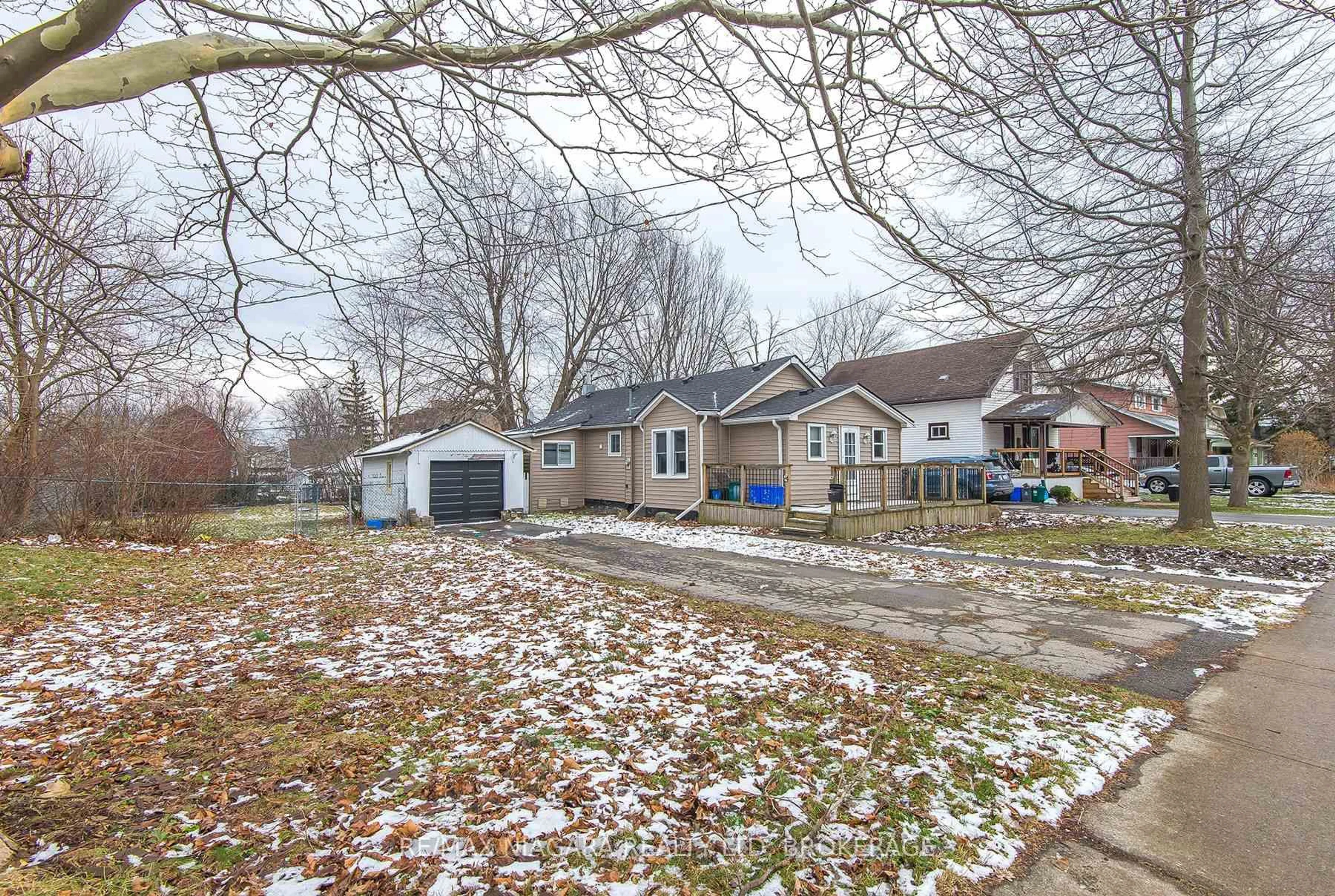 A pic from outside/outdoor area/front of a property/back of a property/a pic from drone, street for 243 North St, Fort Erie Ontario L2A 3R9