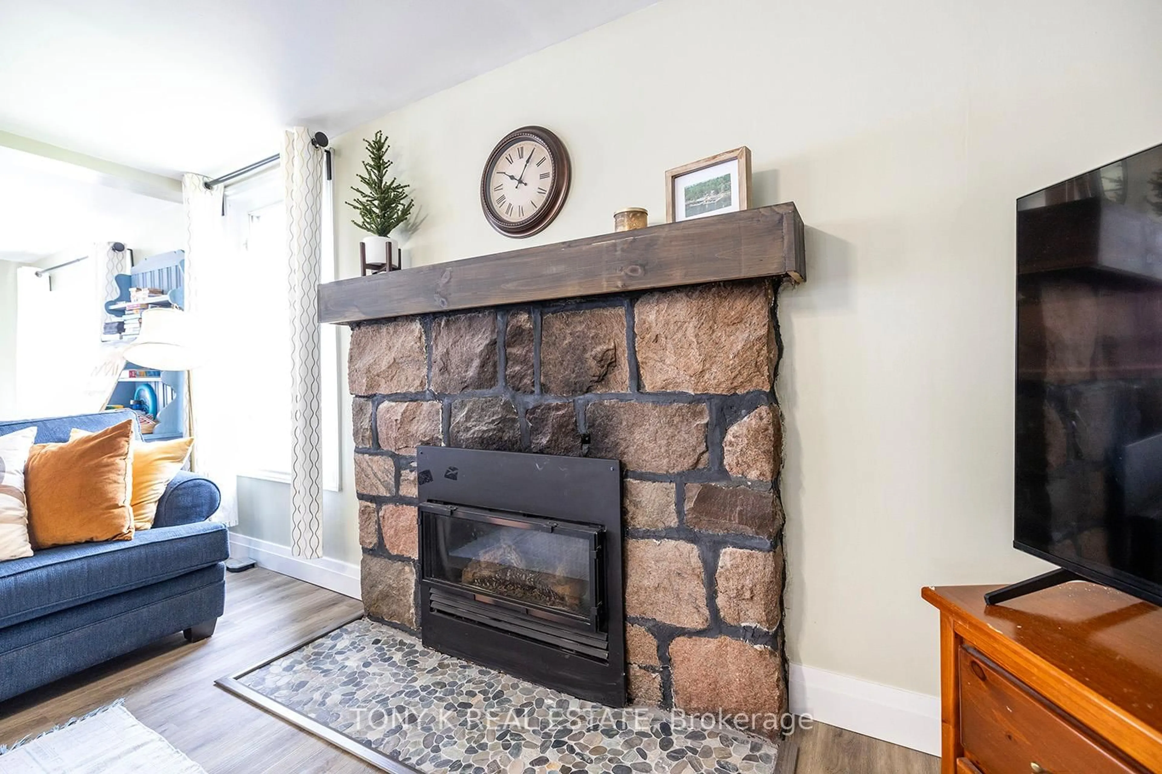 Living room with furniture, unknown for 111 Hazel St, Kawartha Lakes Ontario K0M 1L0