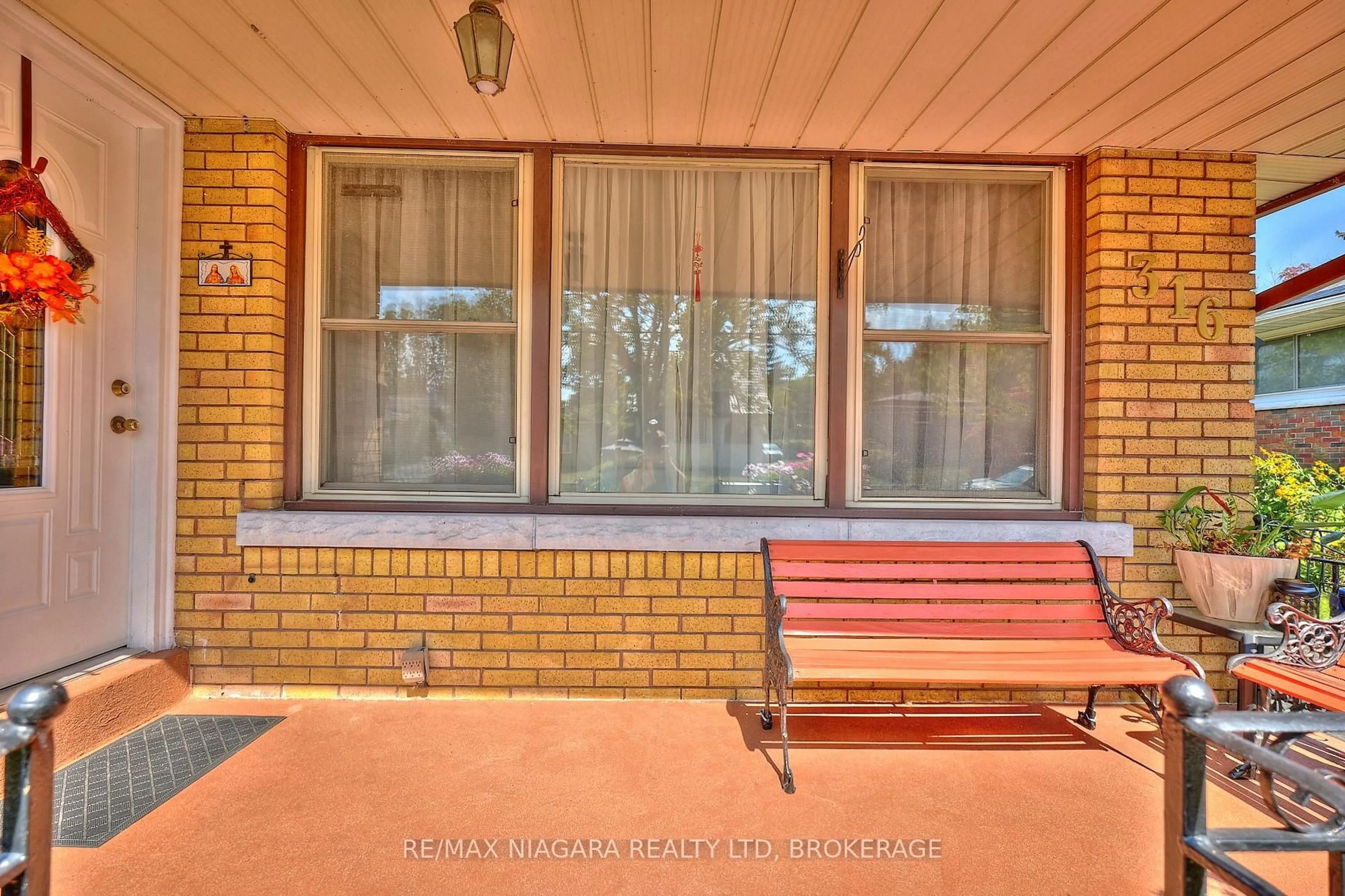 Patio, street for 316 Bowen Rd, Fort Erie Ontario L2A 2Y9