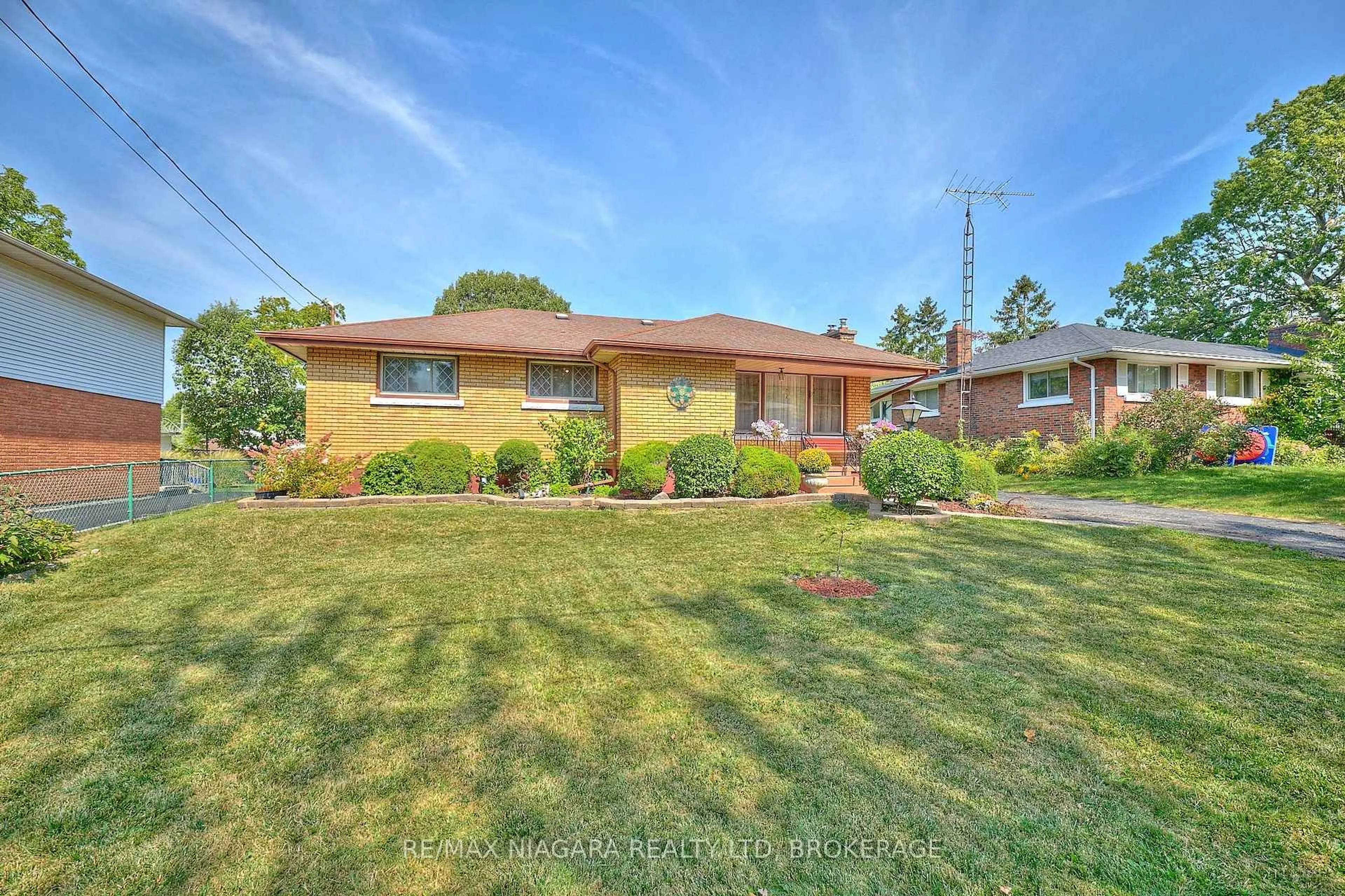 A pic from outside/outdoor area/front of a property/back of a property/a pic from drone, street for 316 Bowen Rd, Fort Erie Ontario L2A 2Y9