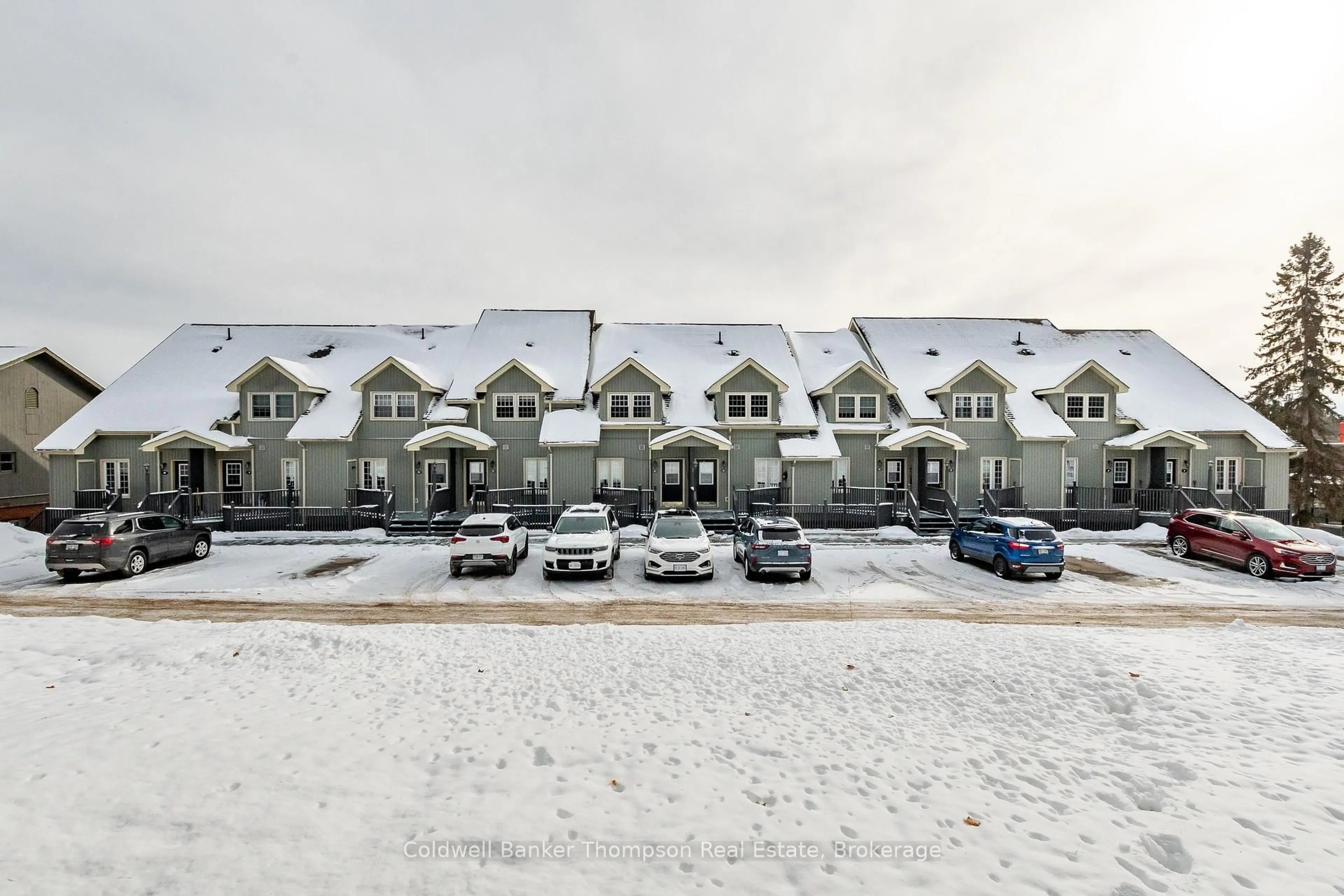 A pic from outside/outdoor area/front of a property/back of a property/a pic from drone, unknown for 44 King William St #2, Huntsville Ontario P1H 1G3