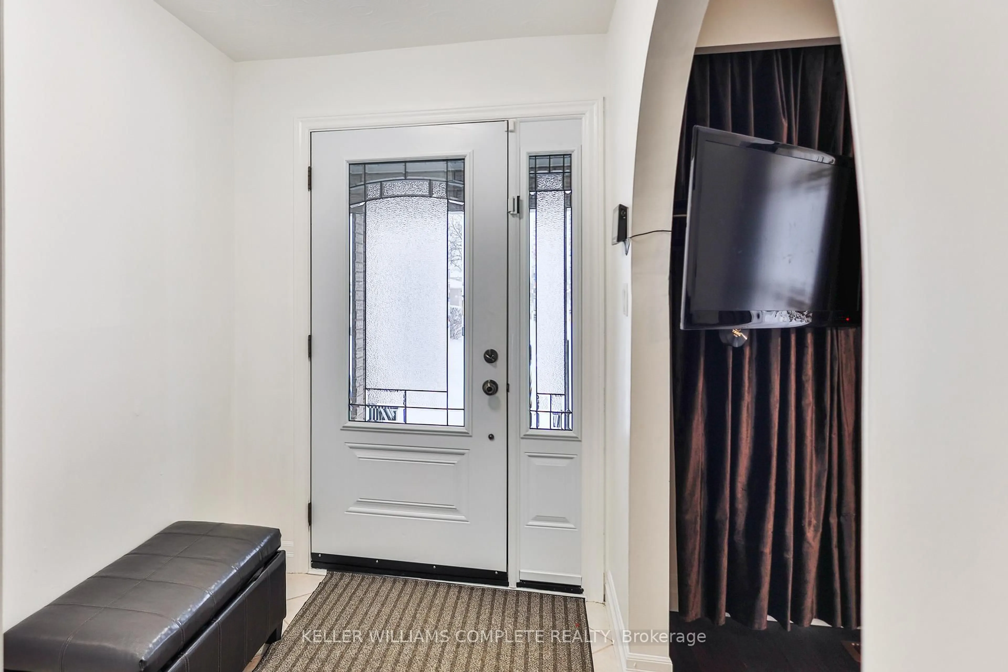 Indoor entryway for 1267 LIMERIDGE Rd, Hamilton Ontario L8W 1Y1