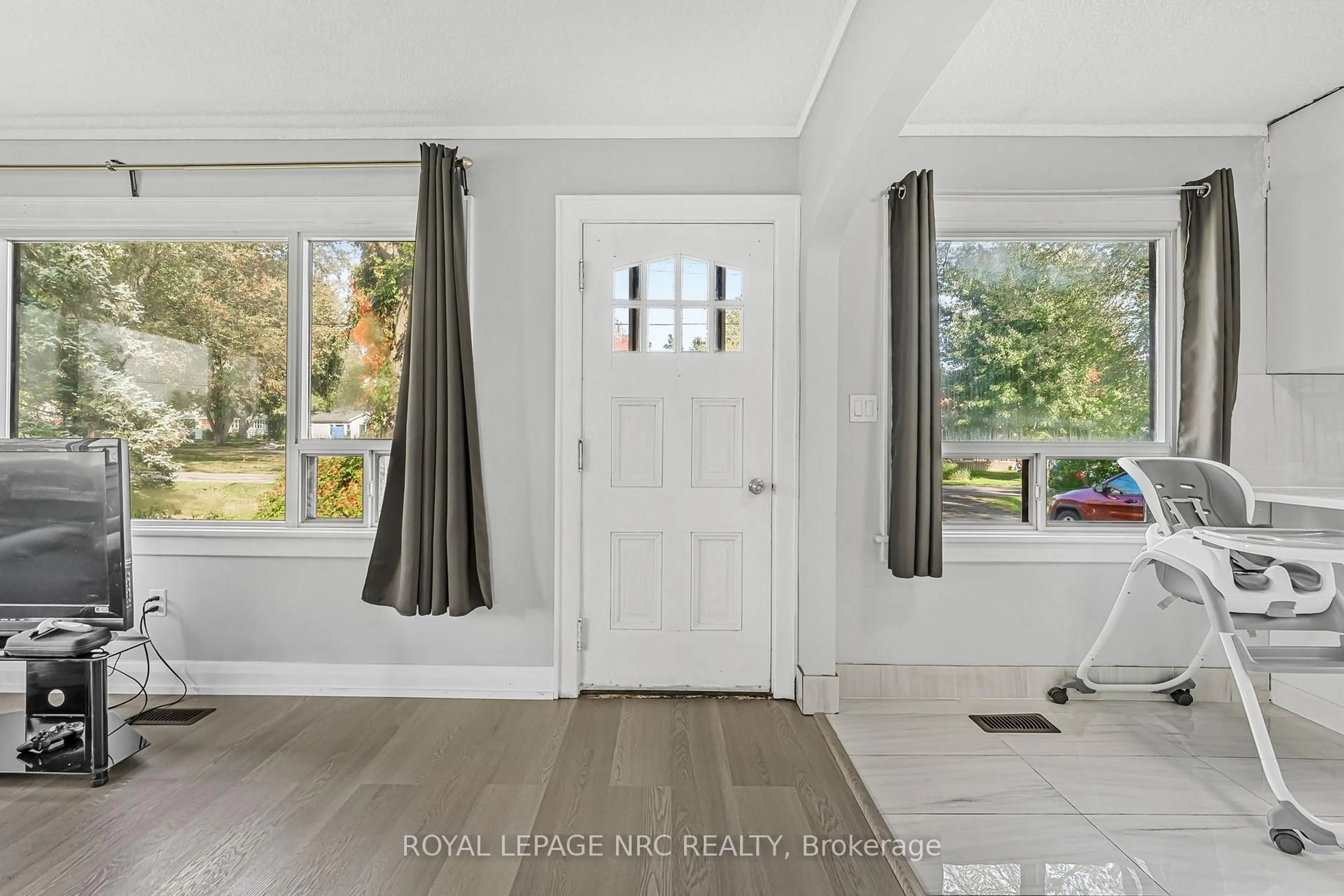 Indoor entryway for 207 Elmwood Ave, Fort Erie Ontario L0S 1B0