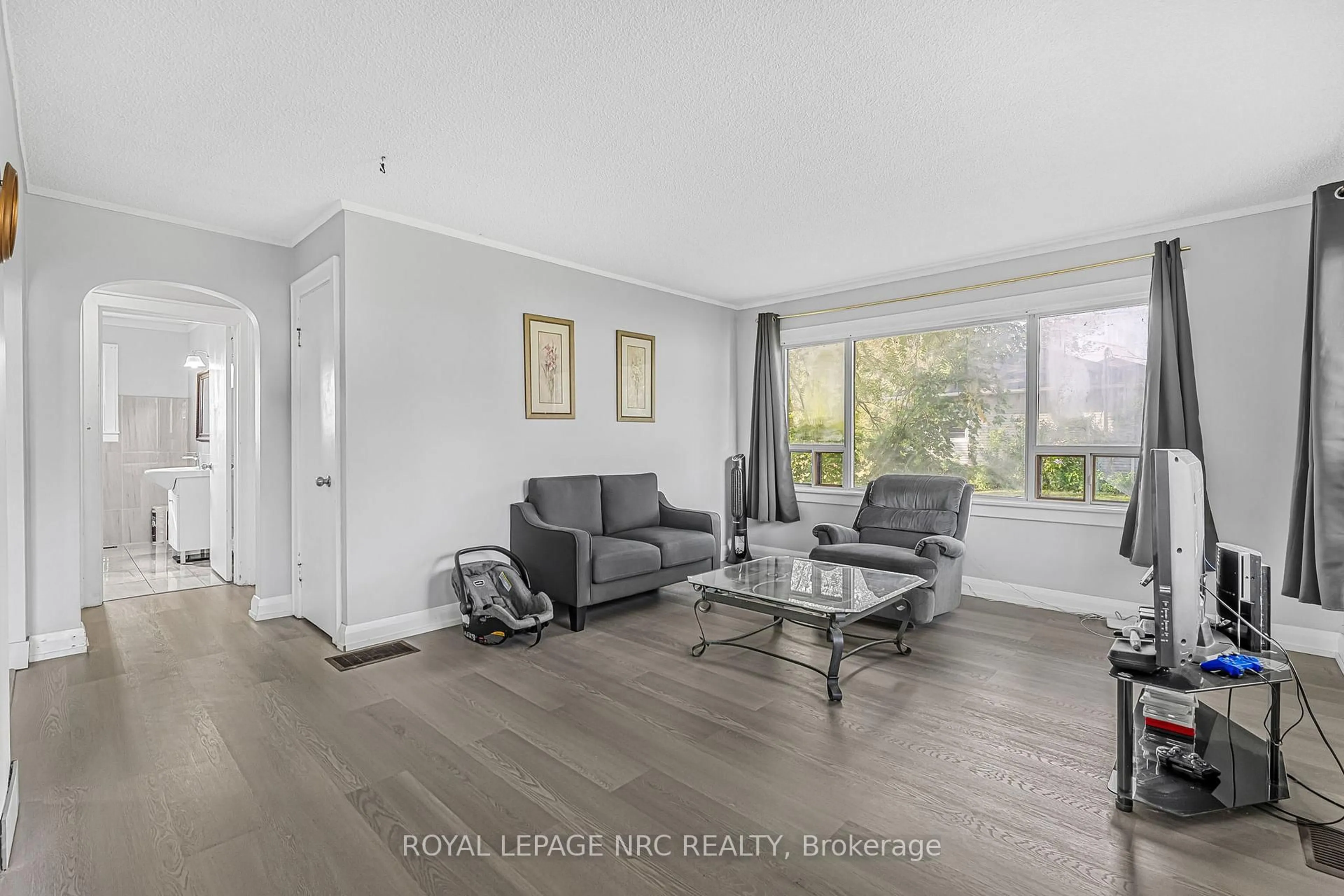 Living room with furniture, wood/laminate floor for 207 Elmwood Ave, Fort Erie Ontario L0S 1B0