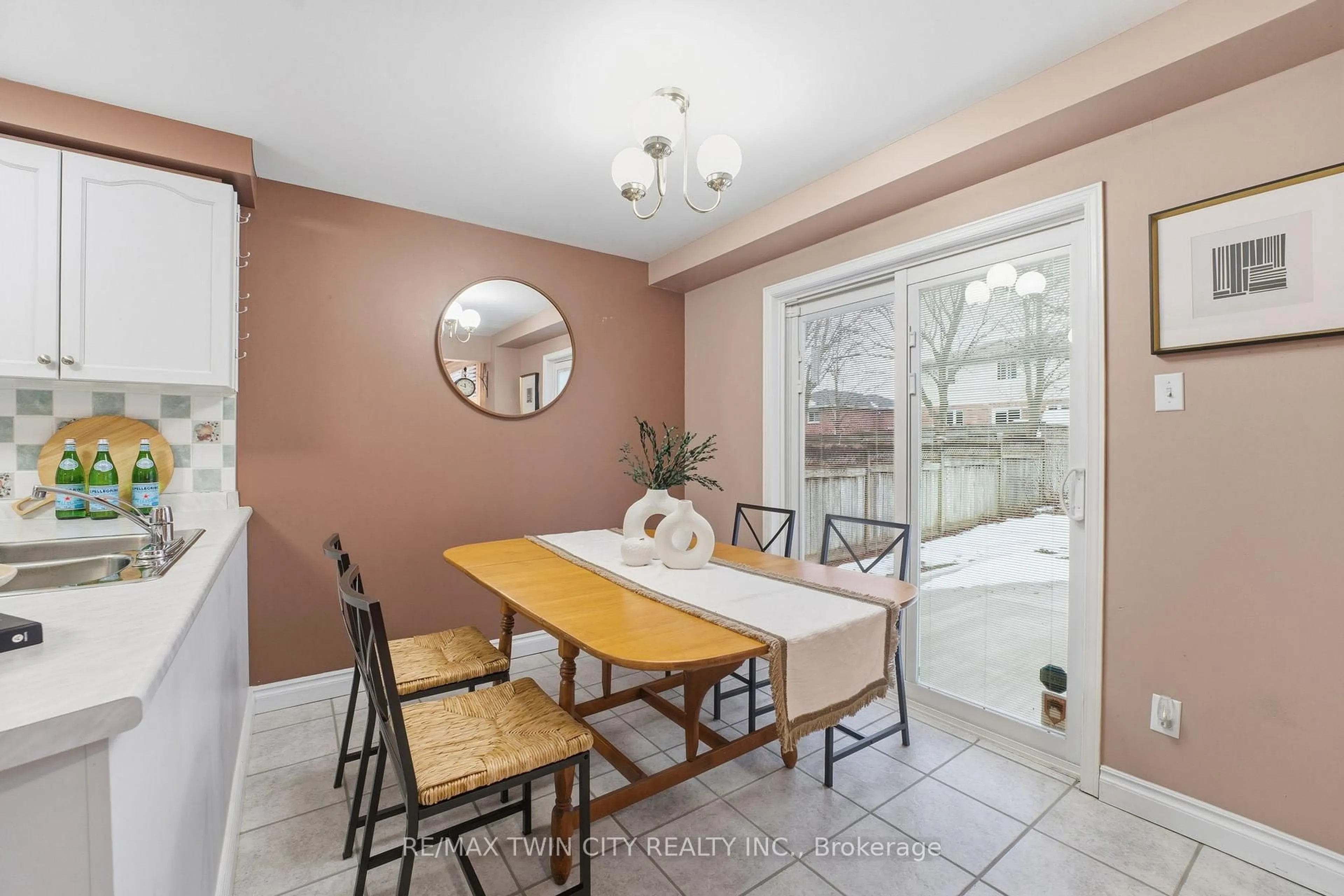 Dining room, ceramic/tile floor for 68 Fairlake Dr, Cambridge Ontario N1S 4Z3