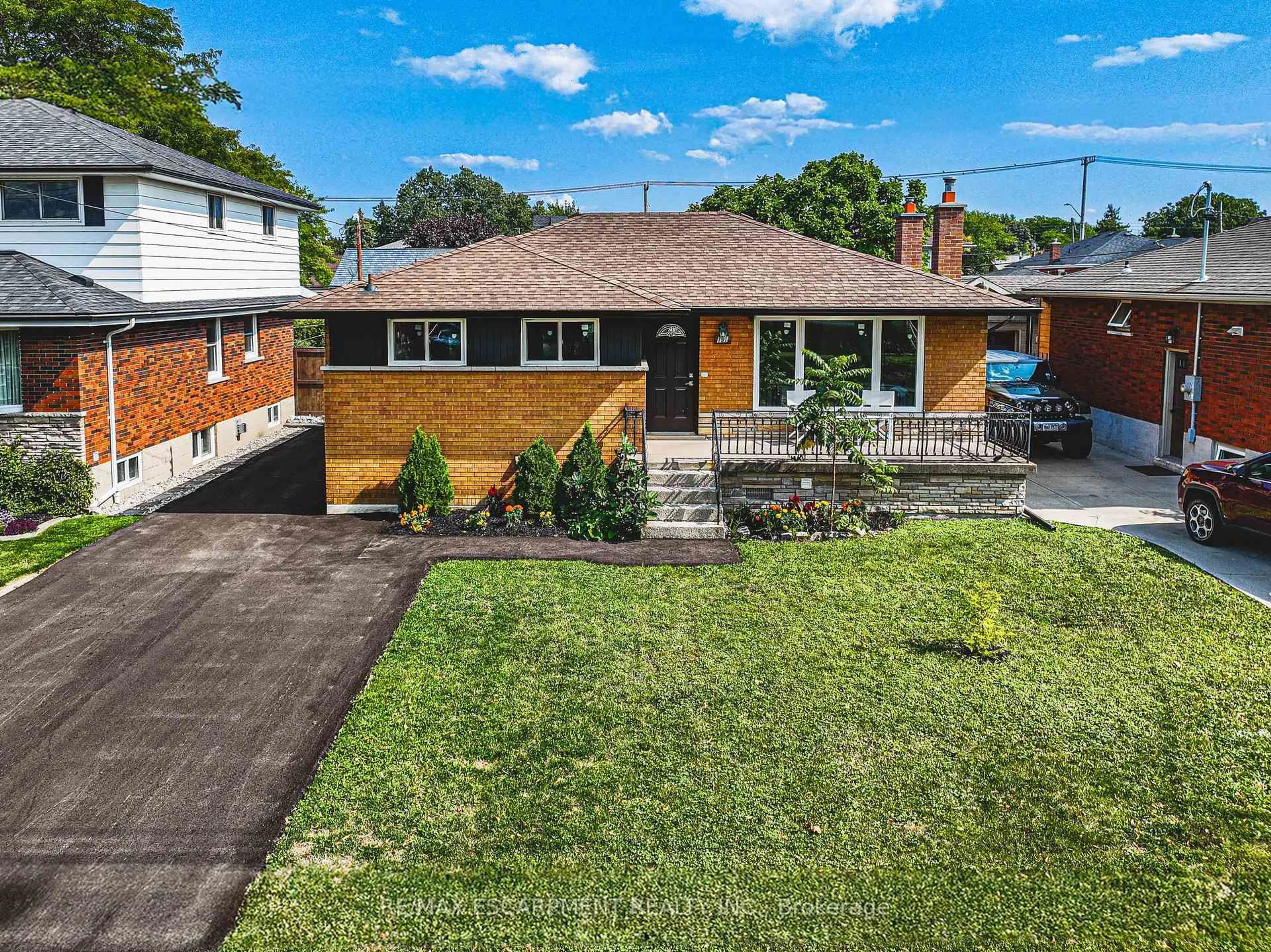 A pic from outside/outdoor area/front of a property/back of a property/a pic from drone, street for 131 Welbourn Dr, Hamilton Ontario L9A 3N5