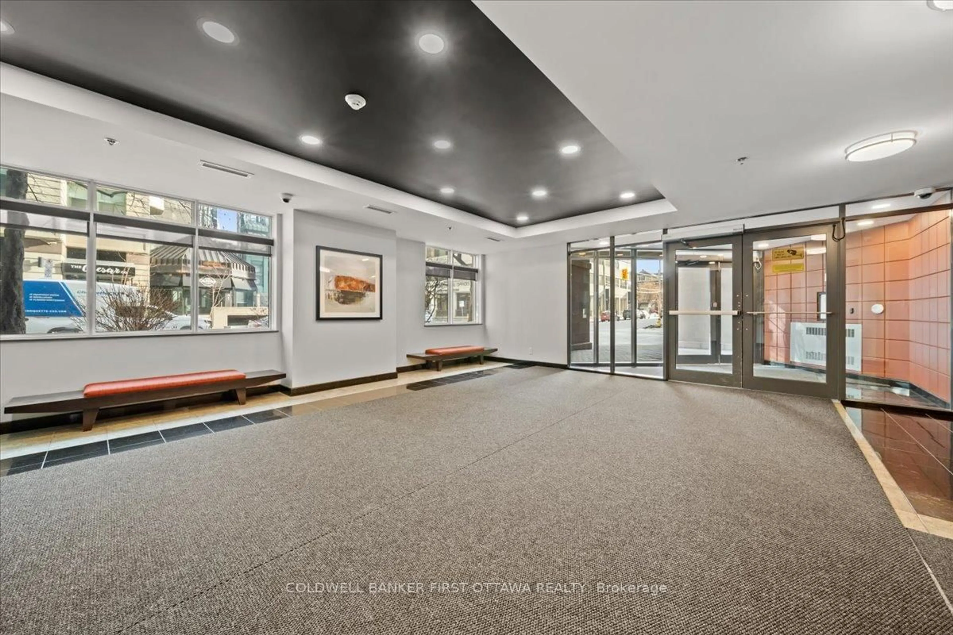 Indoor foyer for 445 Laurier Ave #1401, Ottawa Ontario K1R 0A2