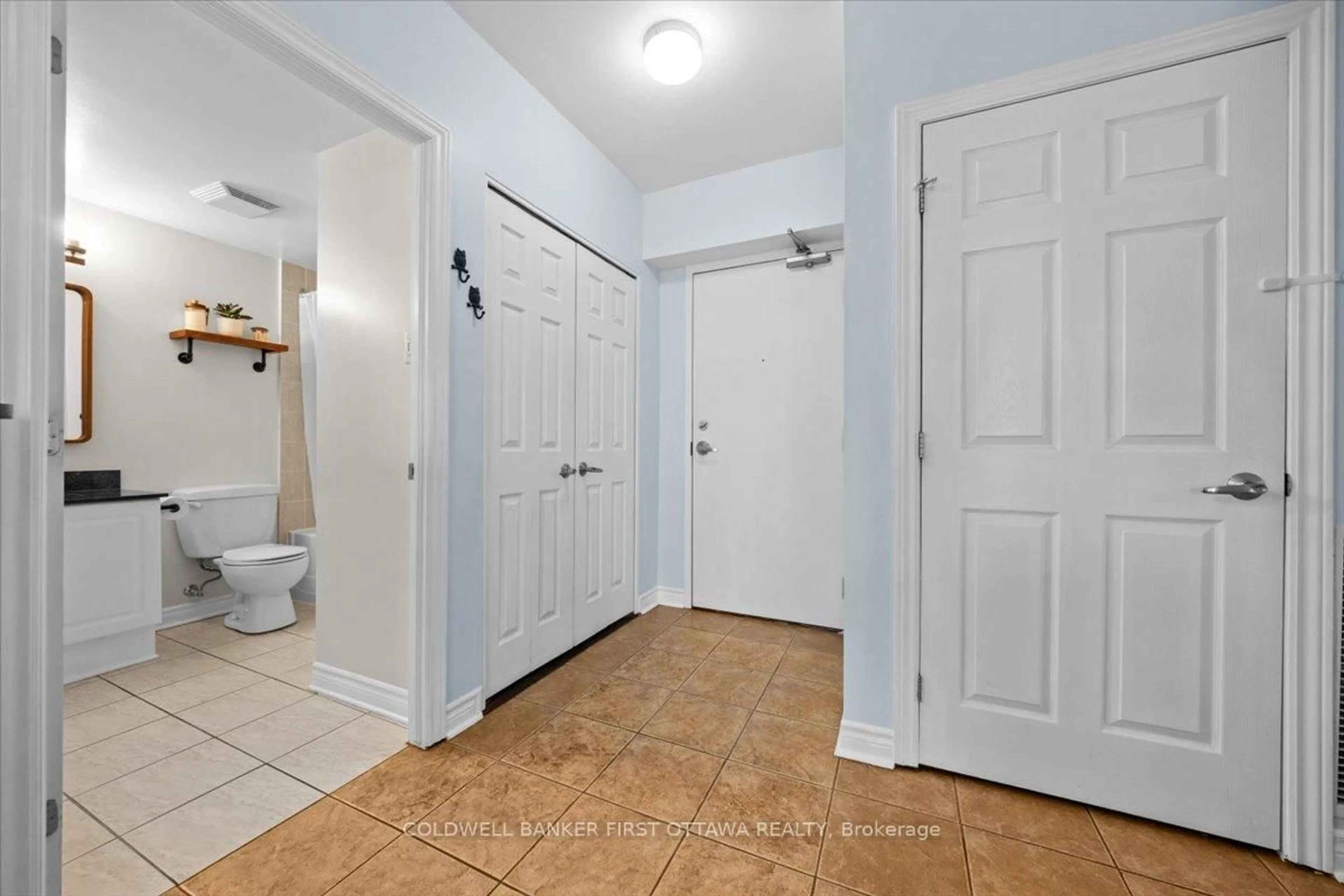 Indoor entryway for 445 Laurier Ave #1401, Ottawa Ontario K1R 0A2