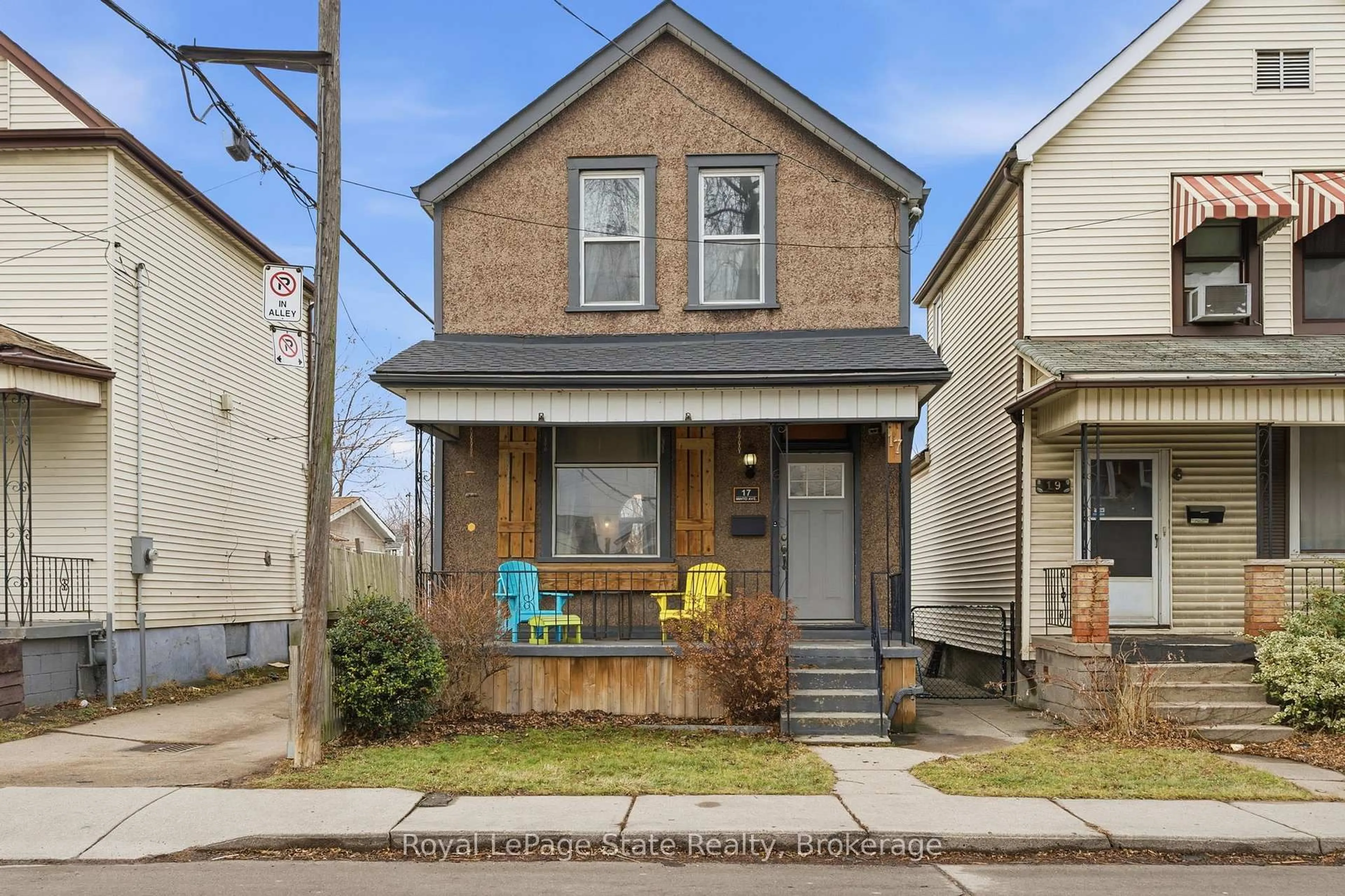 Home with brick exterior material, street for 17 Minto Ave, Hamilton Ontario L8L 6E1