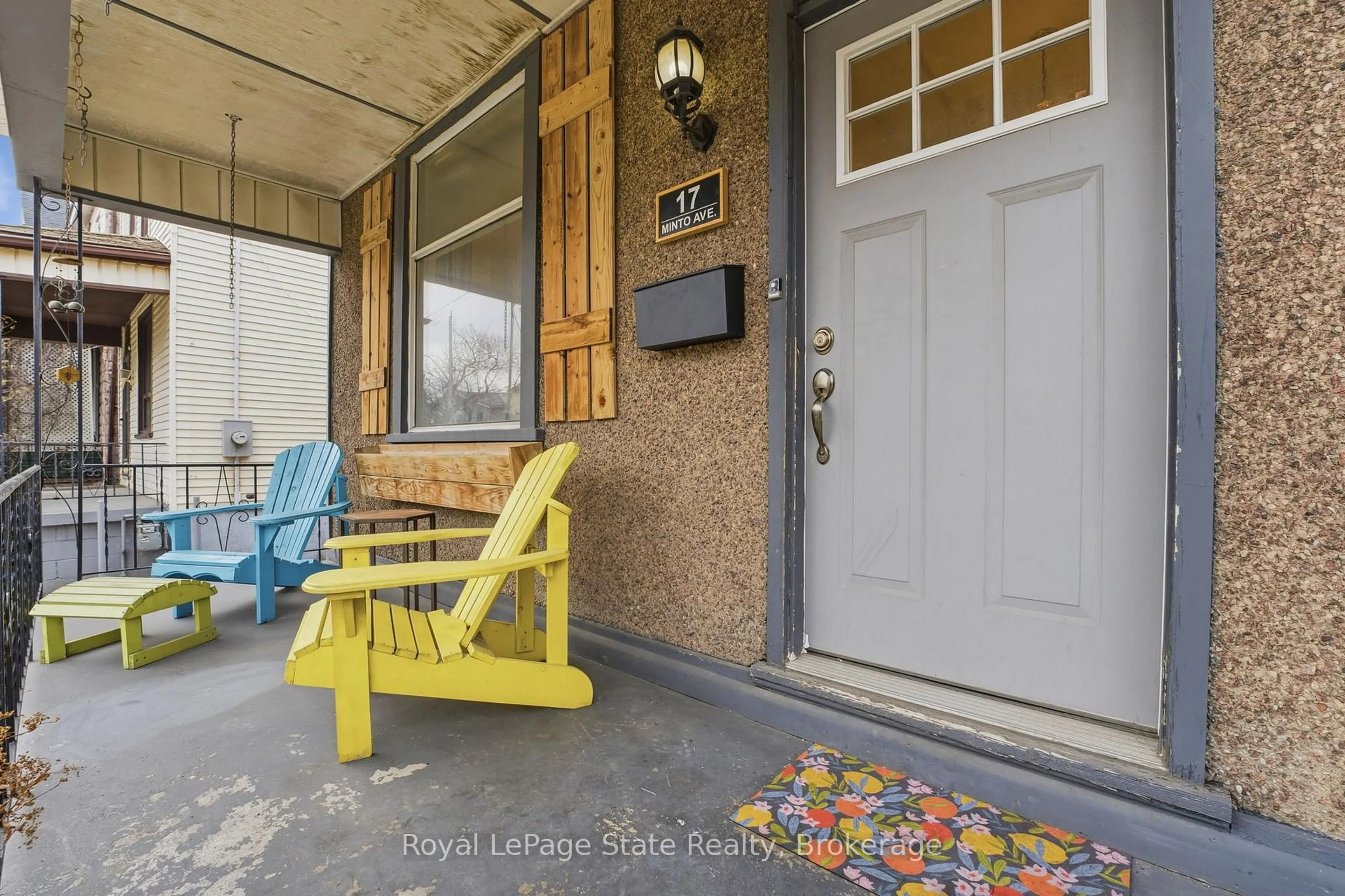 Indoor entryway for 17 Minto Ave, Hamilton Ontario L8L 6E1