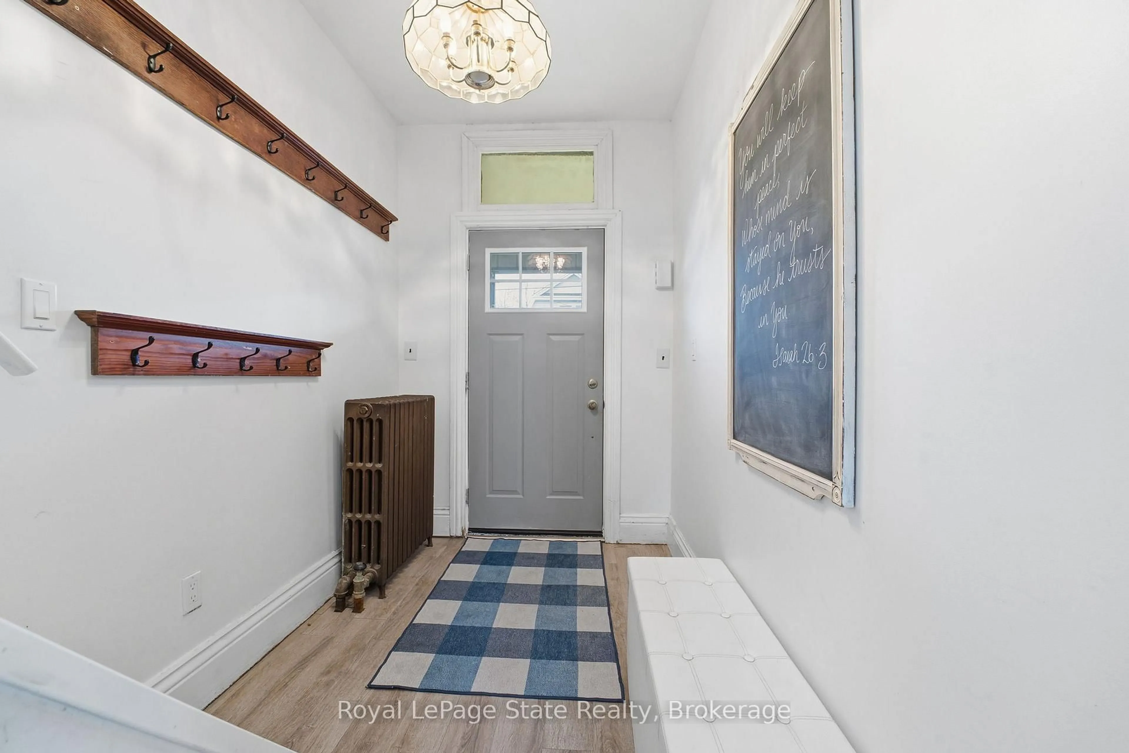 Indoor entryway for 17 Minto Ave, Hamilton Ontario L8L 6E1