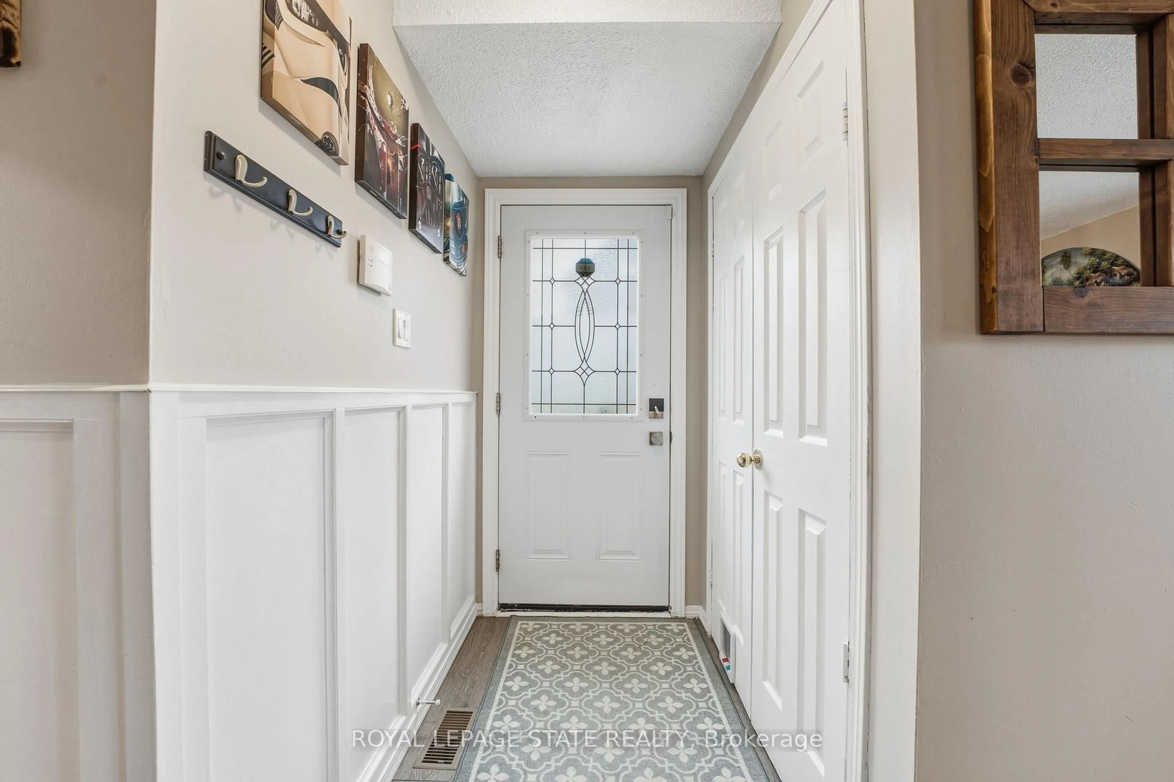 Indoor entryway for 105 Rand St, Hamilton Ontario L8J 1A7