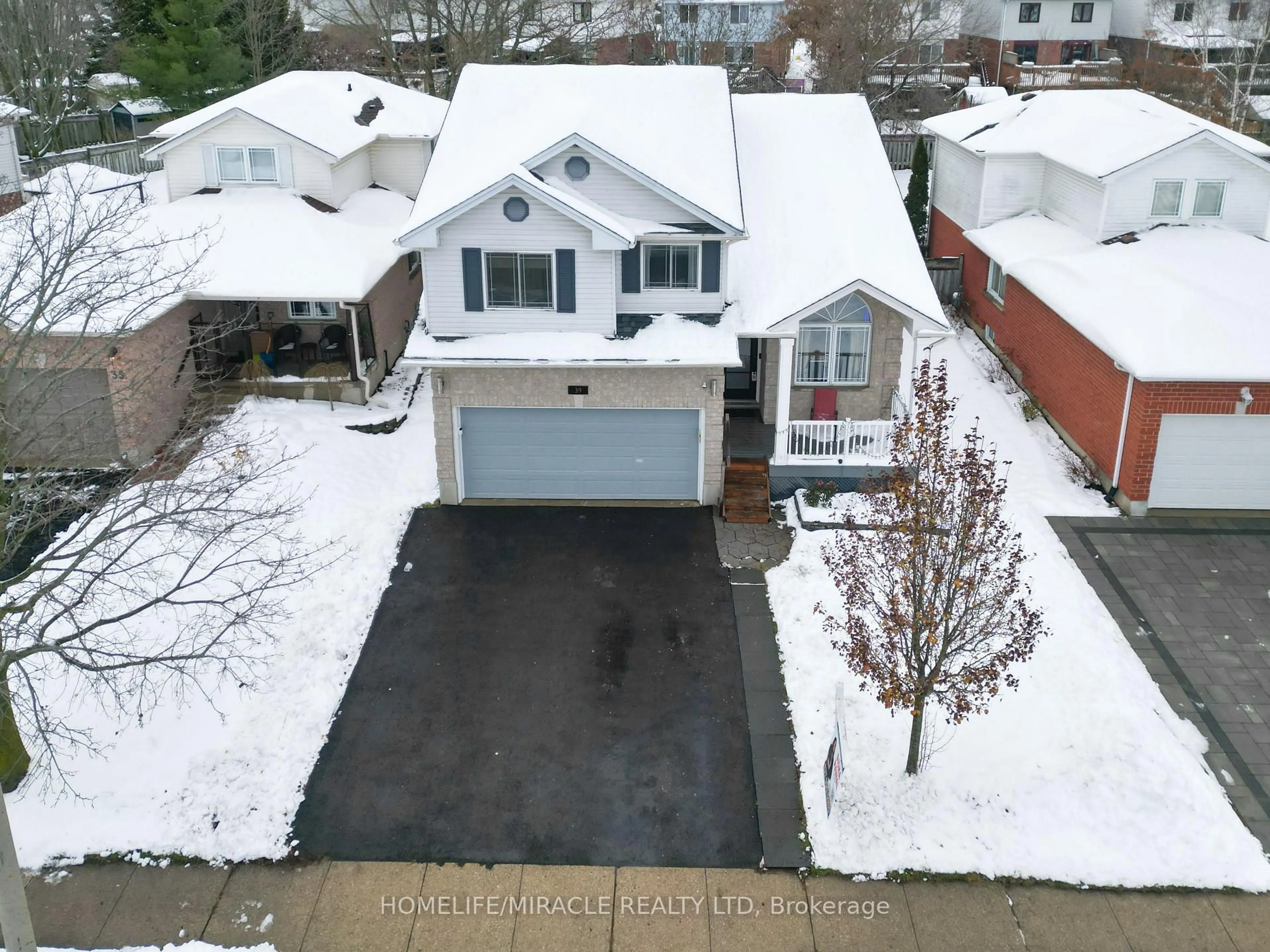 A pic from outside/outdoor area/front of a property/back of a property/a pic from drone, street for 39 Endeavour Dr, Cambridge Ontario N3C 4C4