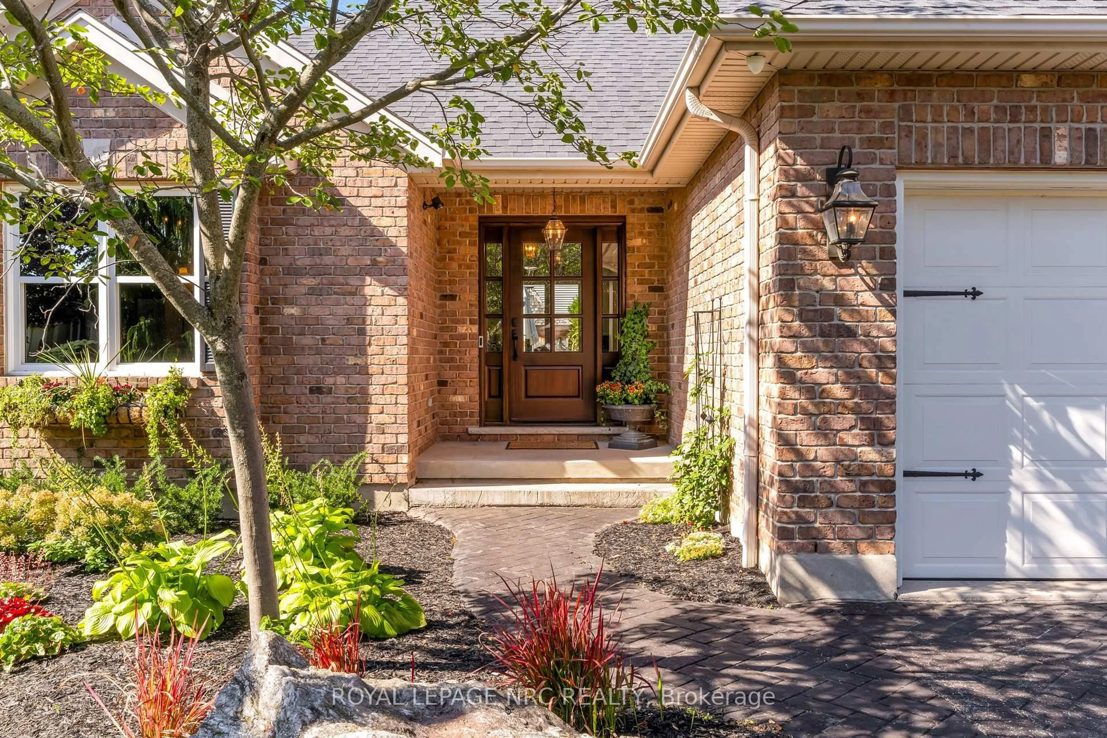 Home with brick exterior material, street for 611 Victoria St, Niagara-on-the-Lake Ontario L0S 1J0