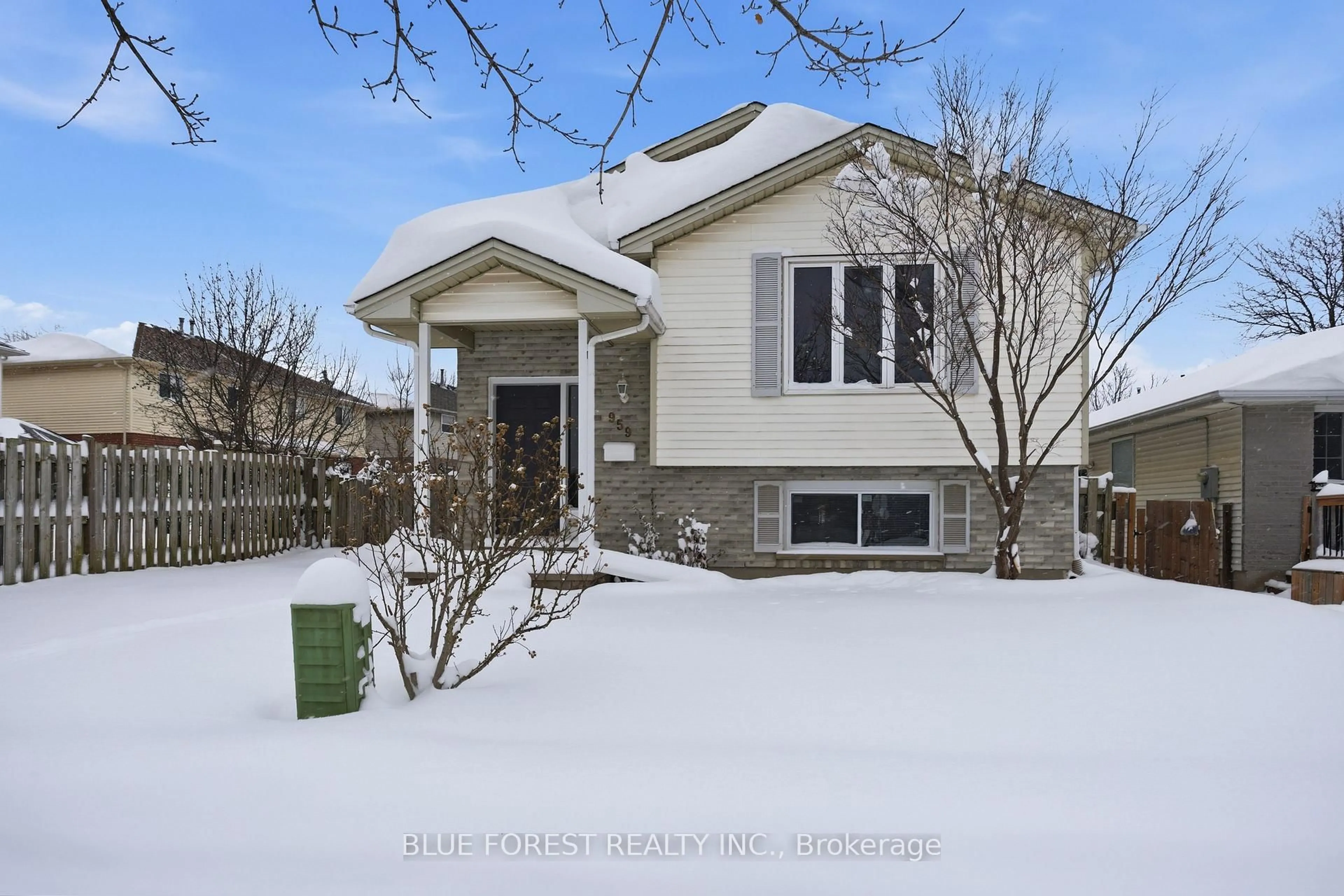 Home with vinyl exterior material, street for 959 Lawson Rd, London North Ontario N6G 4X4