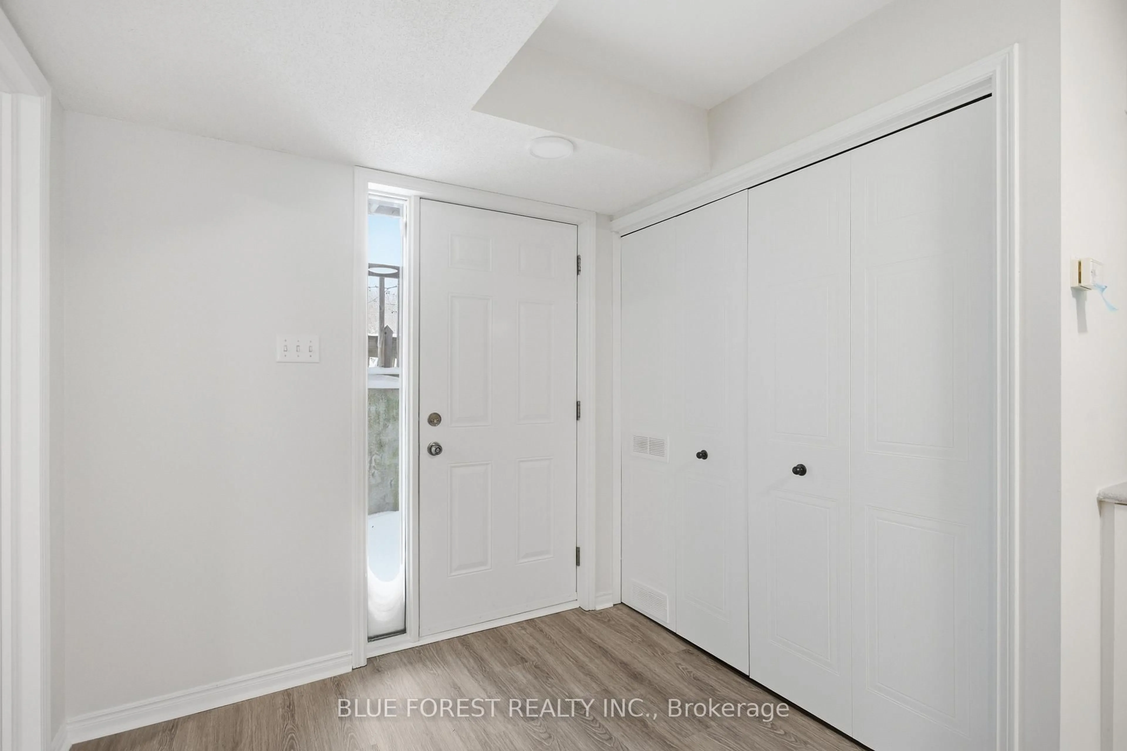 Indoor entryway for 959 Lawson Rd, London North Ontario N6G 4X4