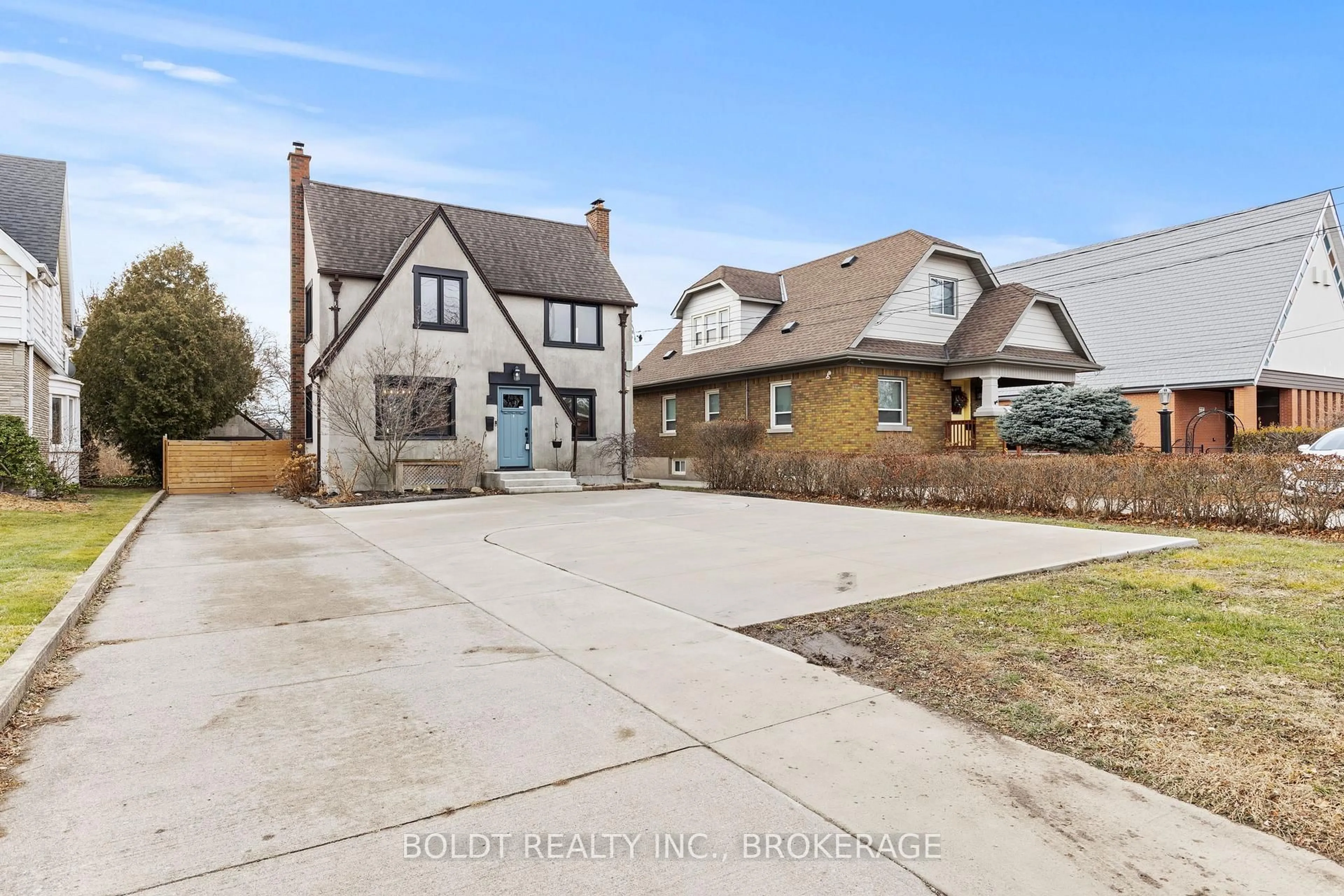 A pic from outside/outdoor area/front of a property/back of a property/a pic from drone, street for 322 Queenston St, St. Catharines Ontario L2P 2X7