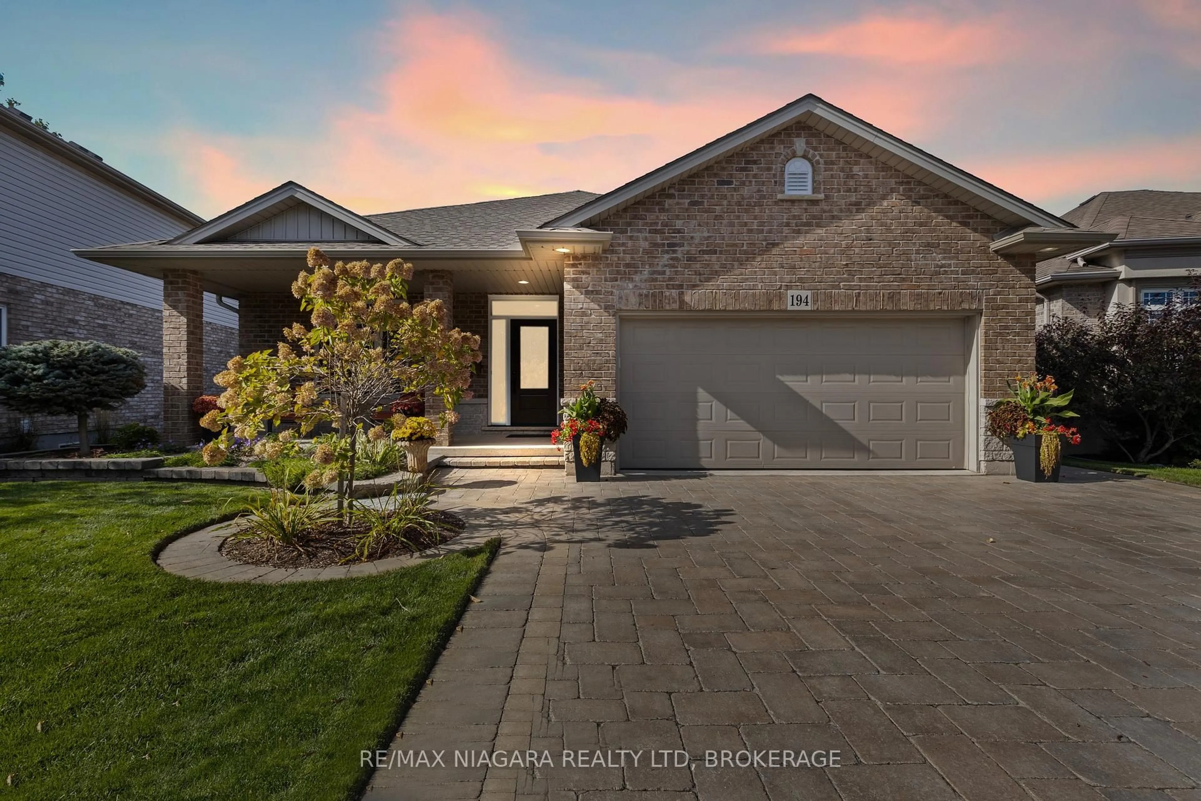 Home with brick exterior material, street for 194 Hillsdale Dr, Welland Ontario L3C 7M4