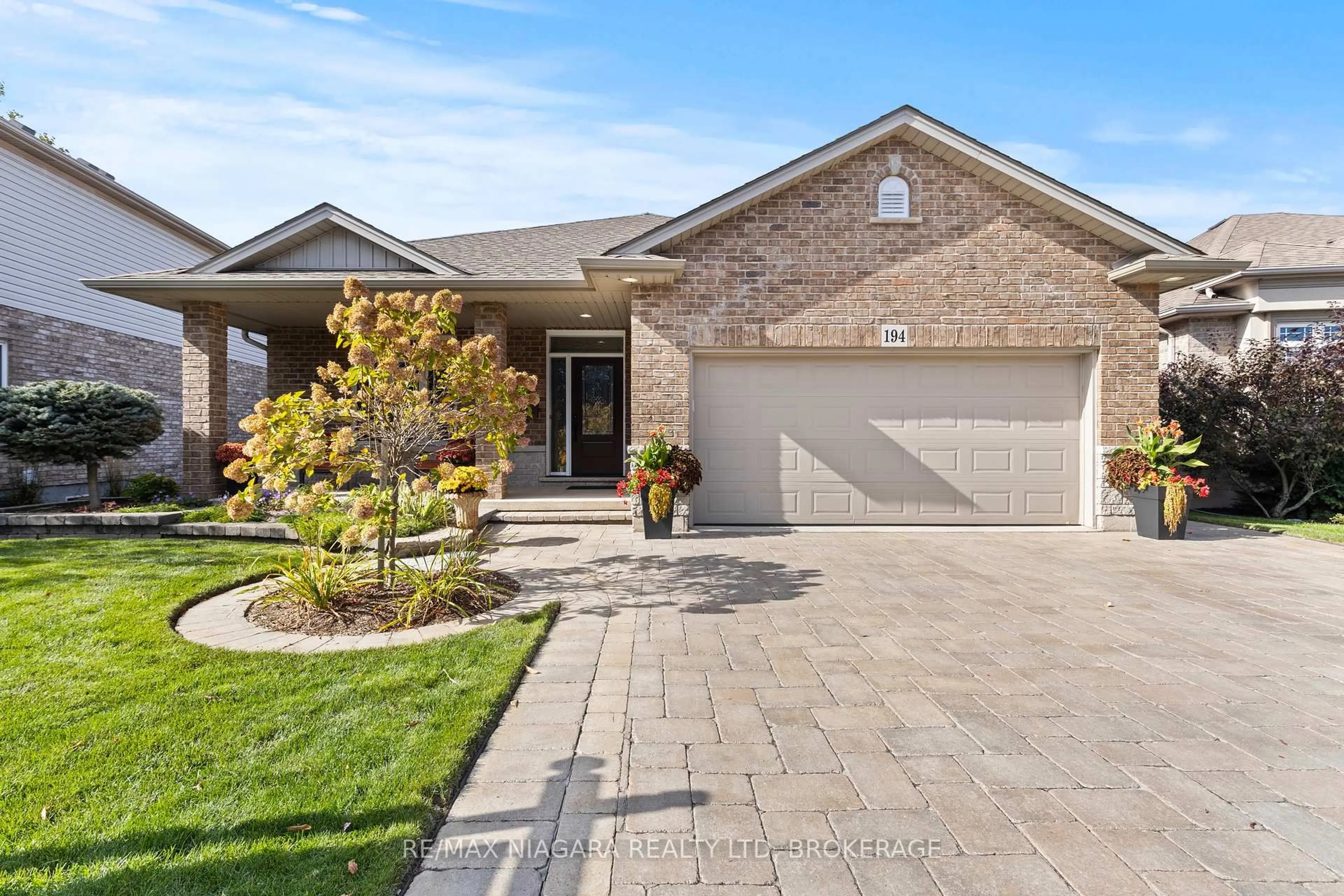 Home with brick exterior material, street for 194 Hillsdale Dr, Welland Ontario L3C 7M4