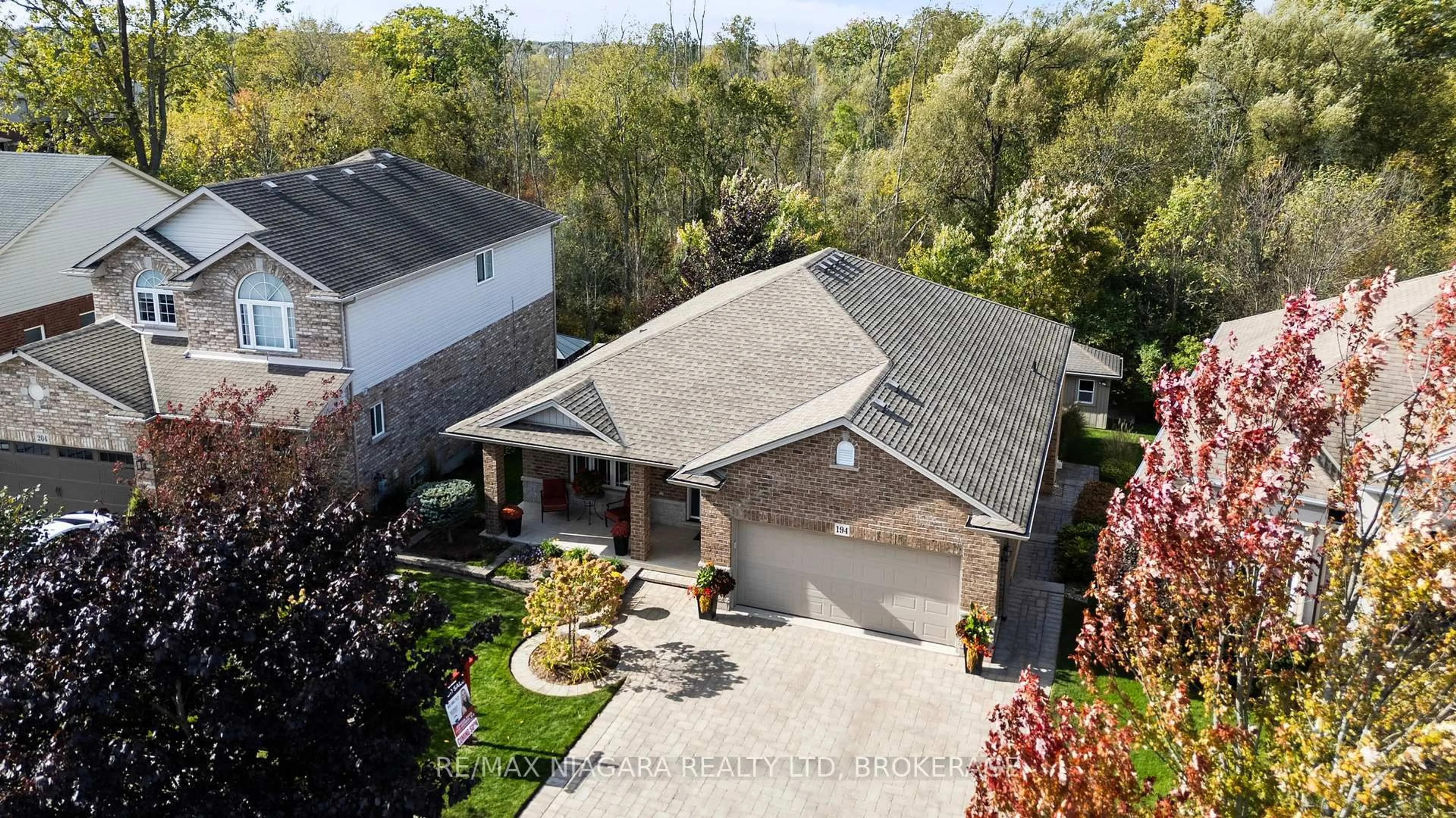 A pic from outside/outdoor area/front of a property/back of a property/a pic from drone, street for 194 Hillsdale Dr, Welland Ontario L3C 7M4