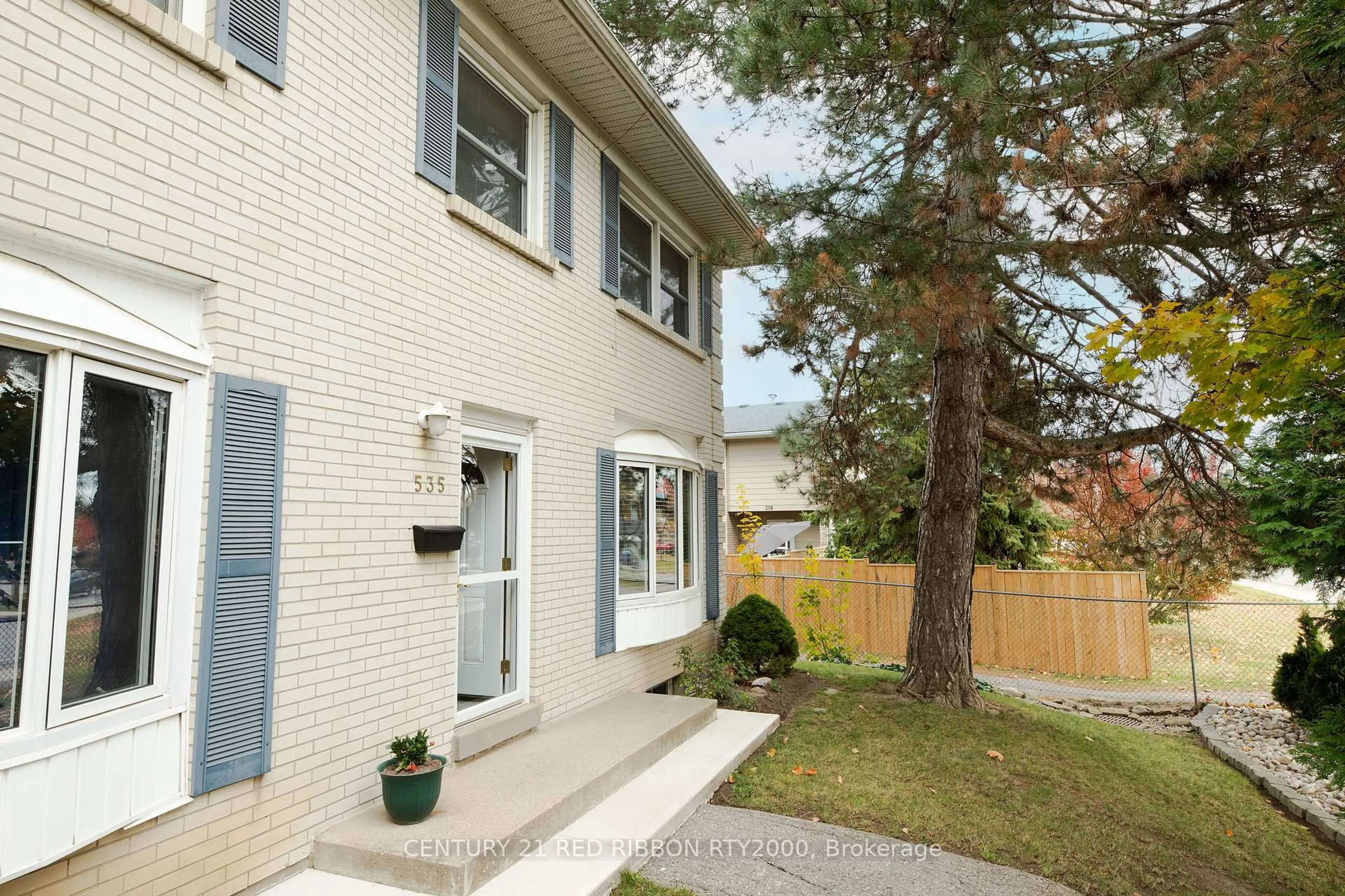 Home with brick exterior material, street for 535 Gainsborough Rd #106, London North Ontario N6G 2C5