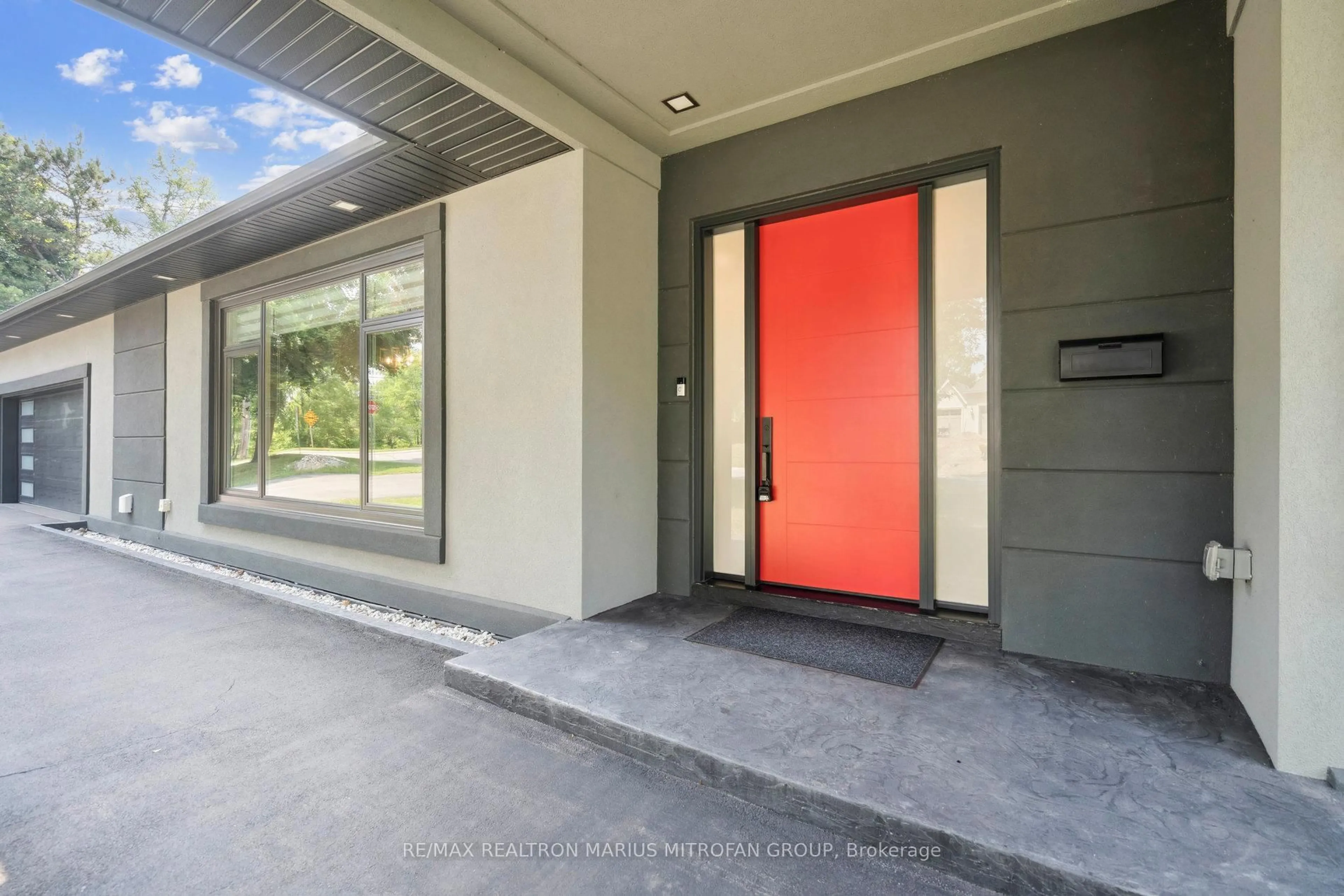 Indoor entryway for 1 Gaywood Gdns, Brantford Ontario N3T 5J7