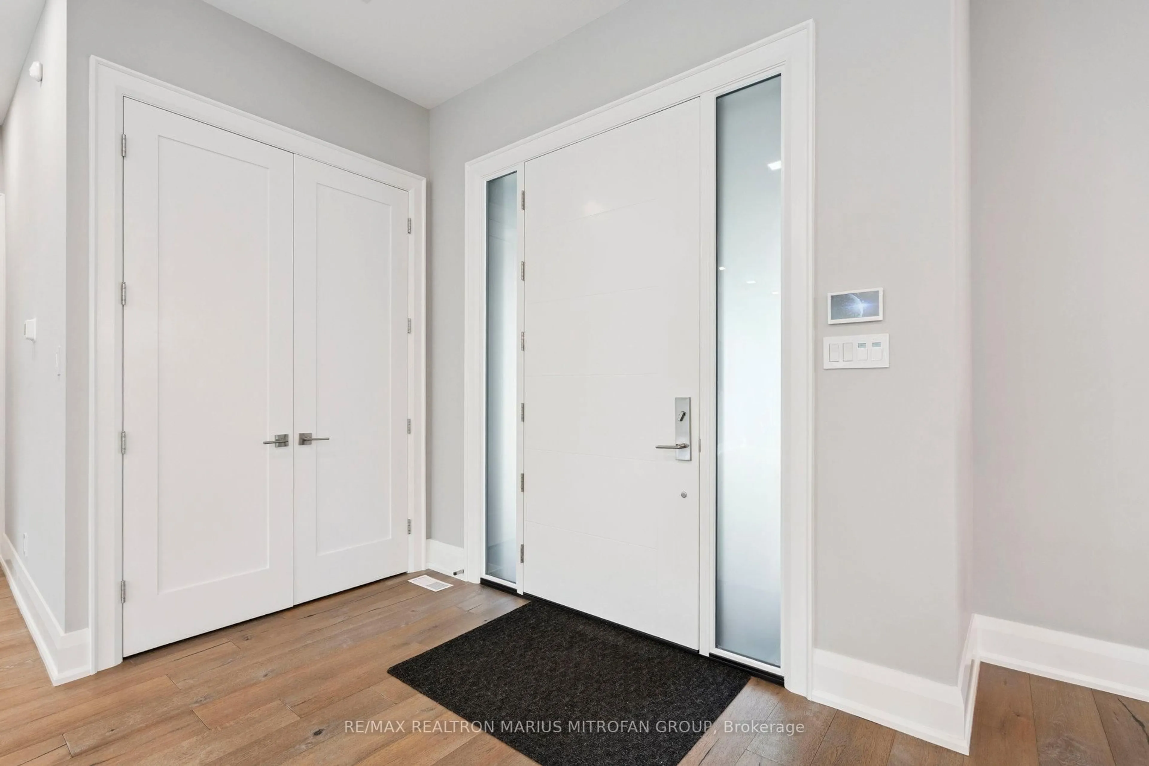 Indoor entryway for 1 Gaywood Gdns, Brantford Ontario N3T 5J7